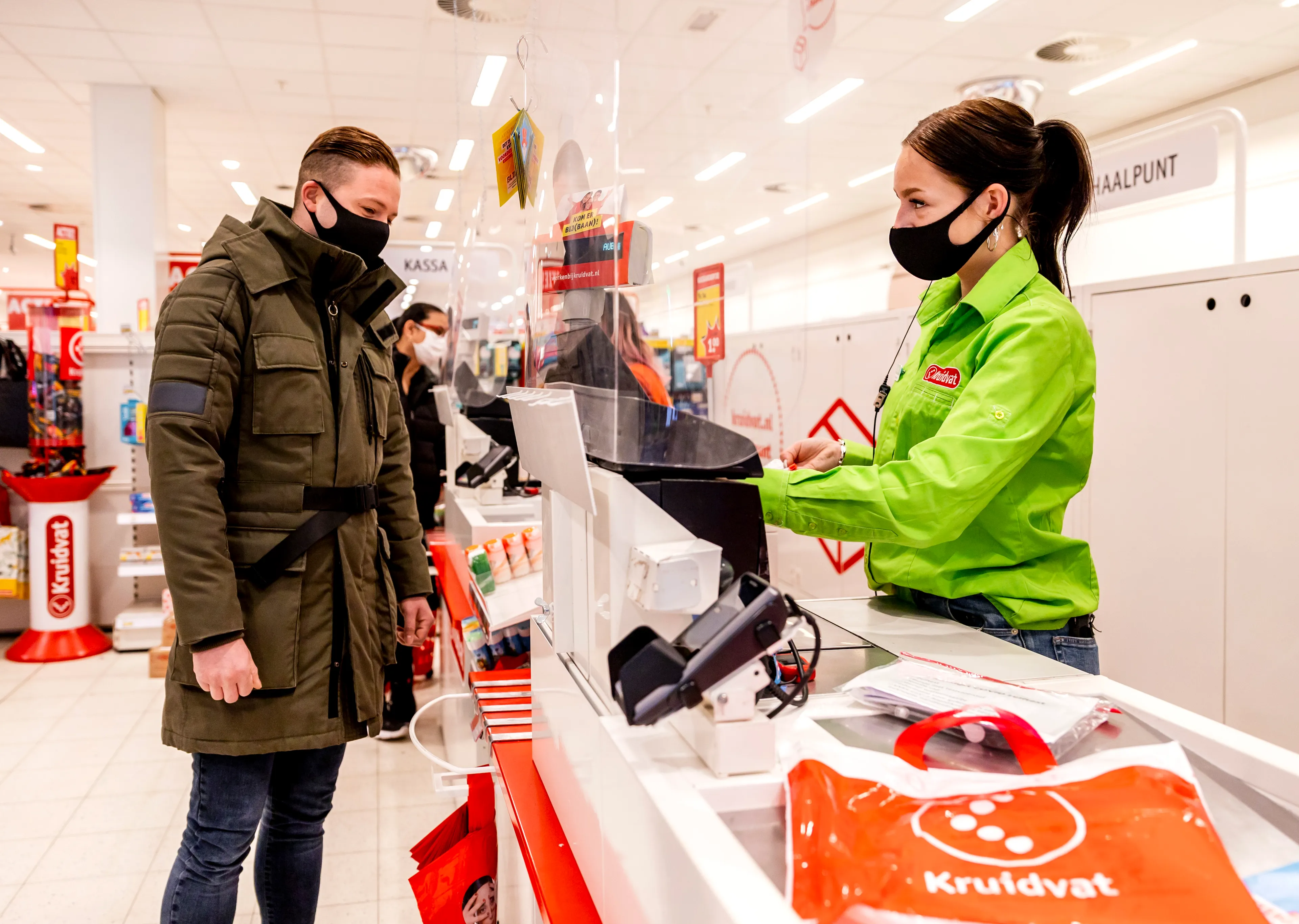 Drogisterijen hebben tekort aan type 2-mondkapjes die mogelijk verplicht worden
