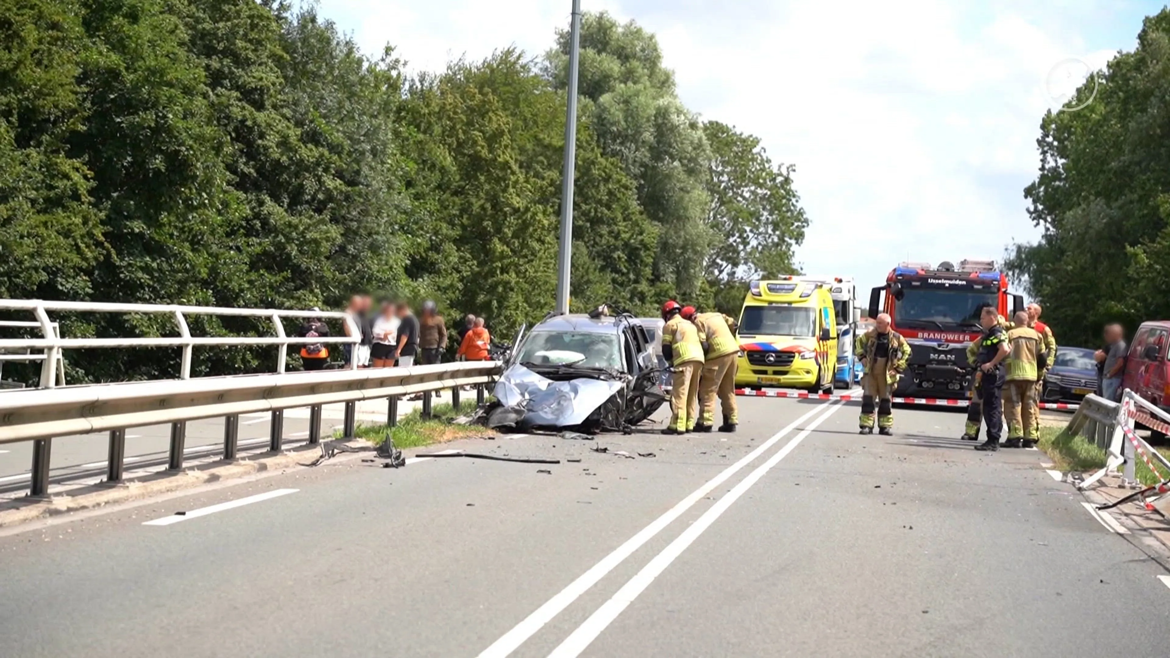 Automobilist naar ziekenhuis na zware klap tegen brug in Kampen