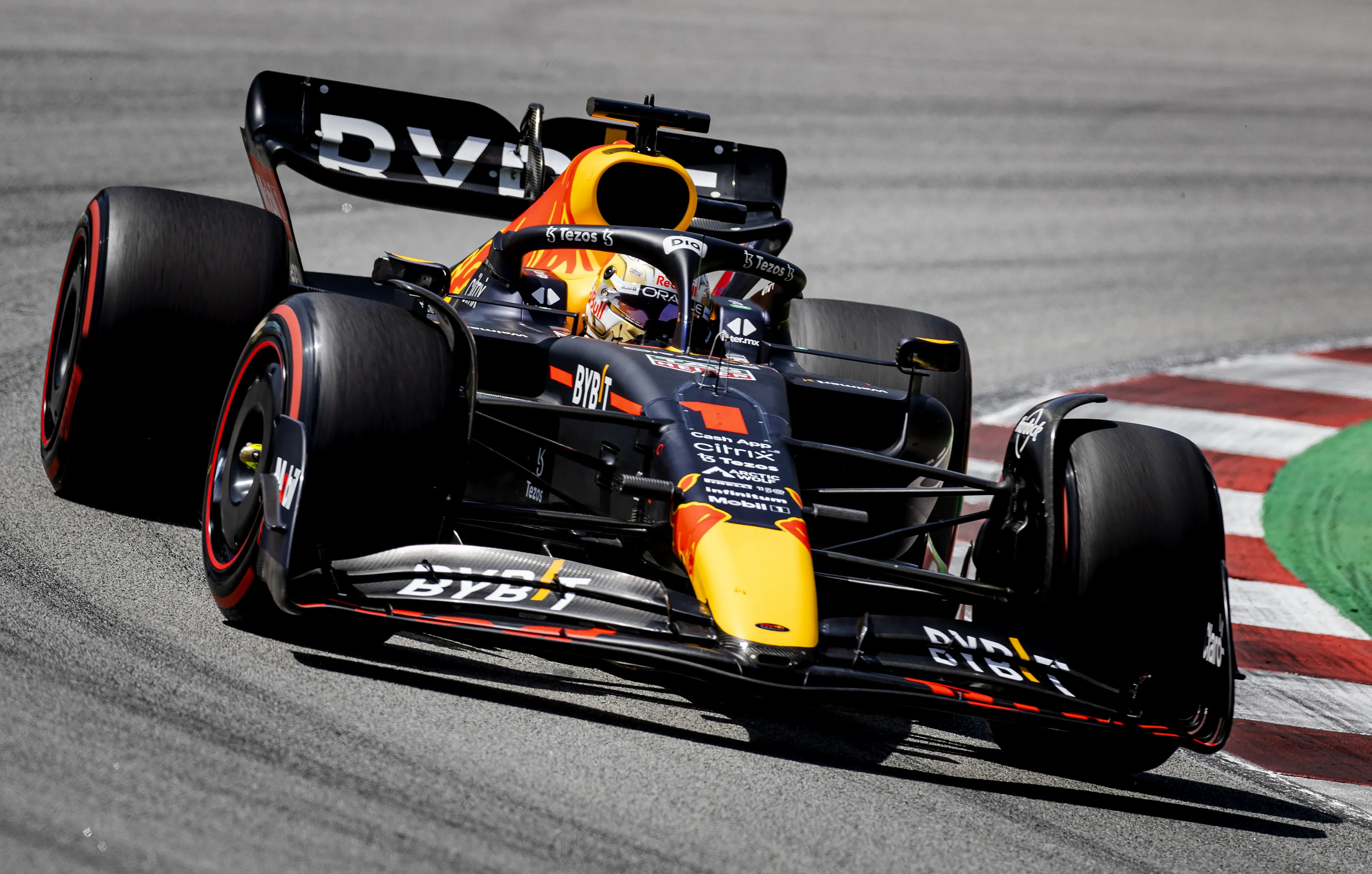 Verstappen wint GP van Spanje en neemt leiding in WK over