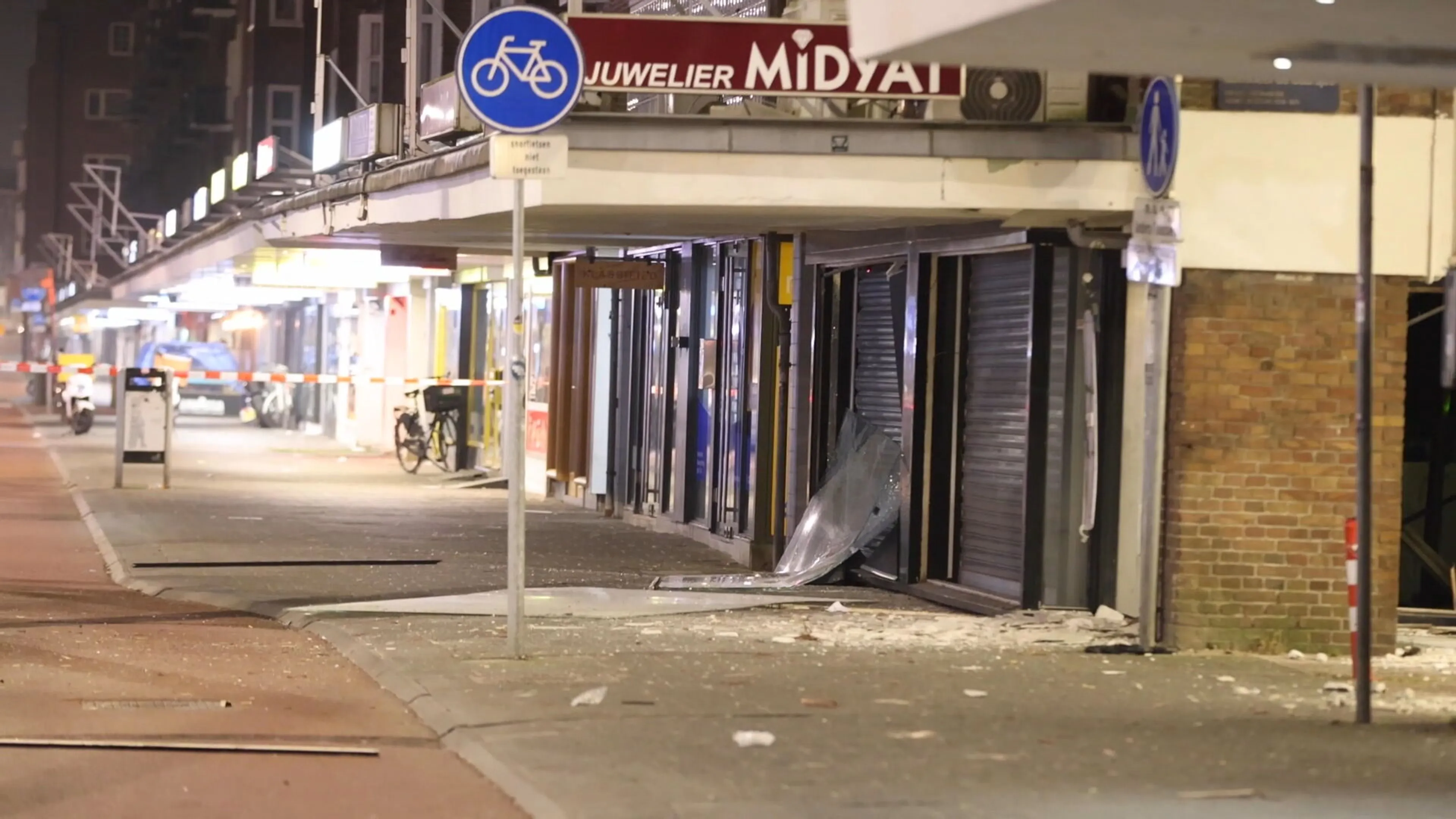 Grote ravage na plofkraak op juwelier in Amsterdam, EOD ter plaatse