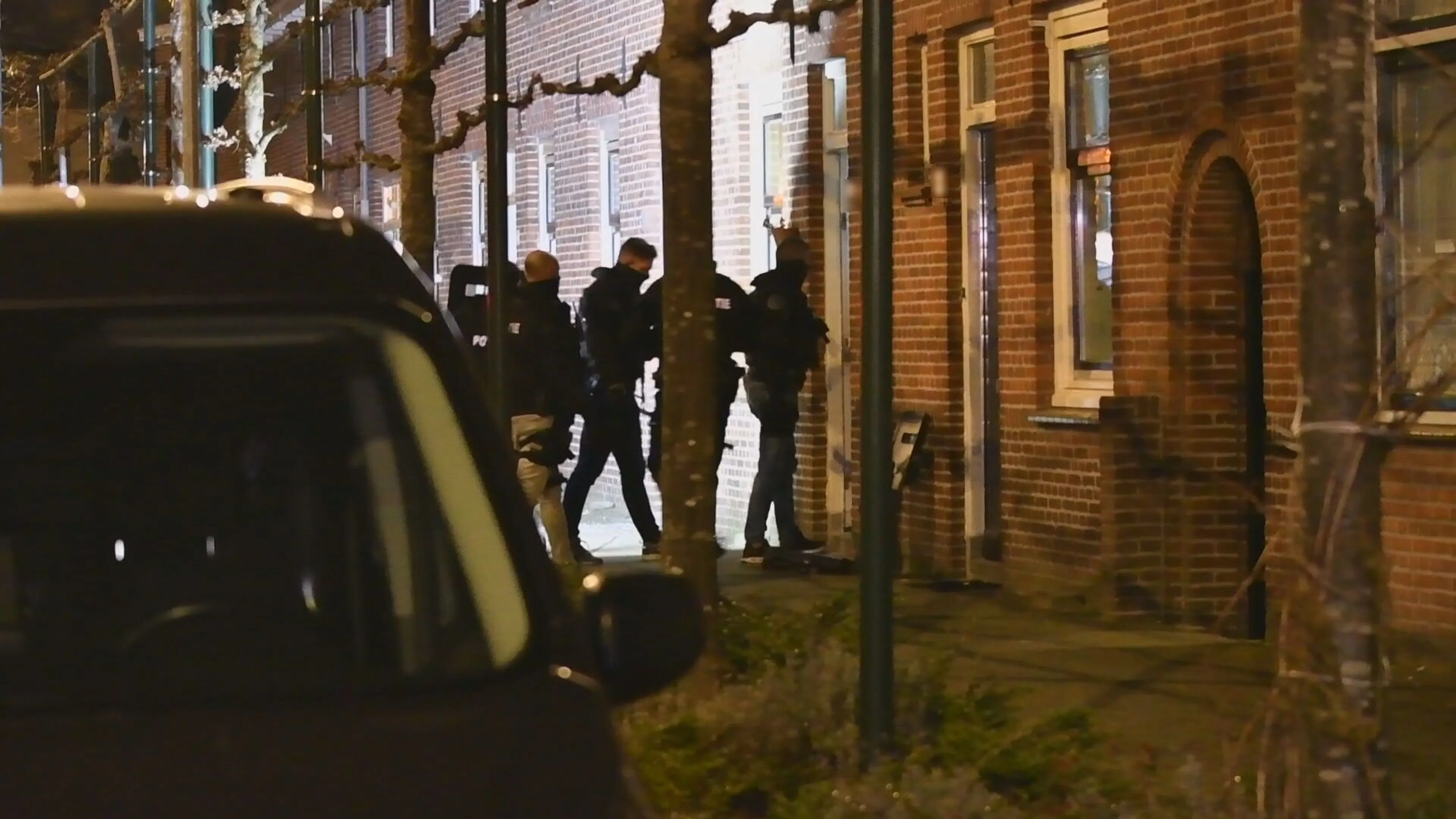 Man gooit explosief uit woning Dordrecht, meerdere auto's en ramen beschadigd