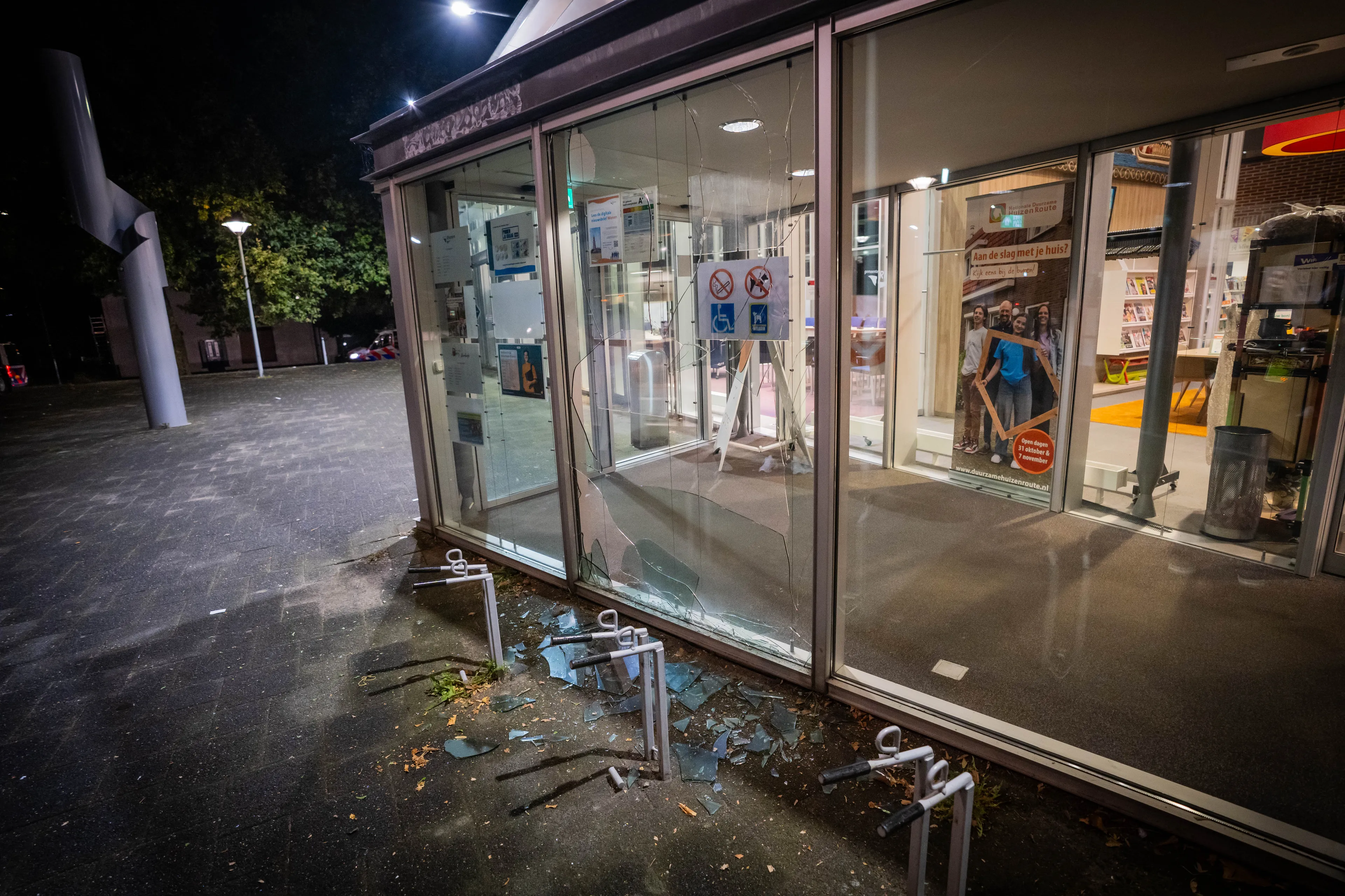 Ruiten gemeentehuis Rhenen vernield na onrust rond asielopvang