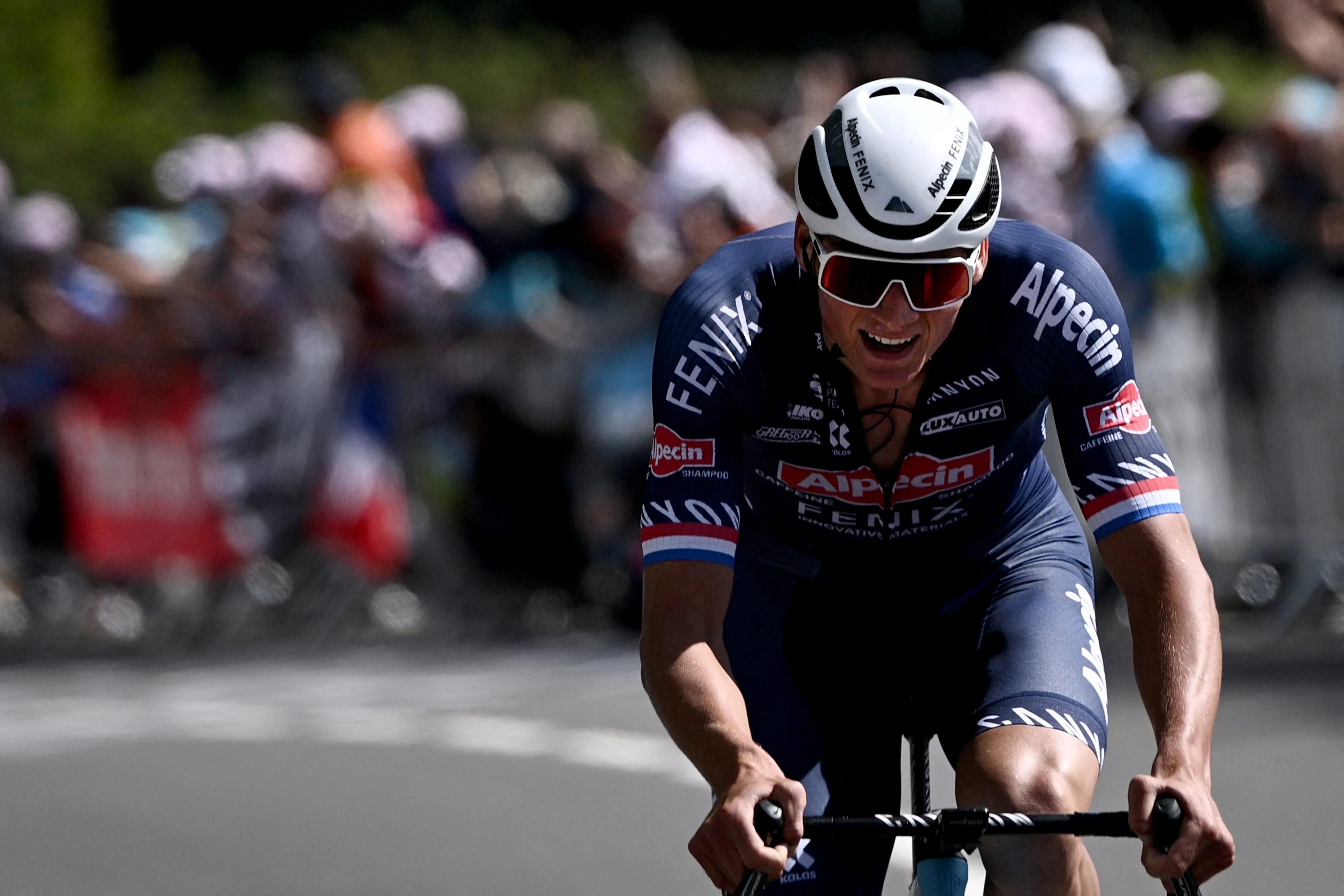 Magistrale Mathieu van der Poel wint etappe in Tour en pakt geel