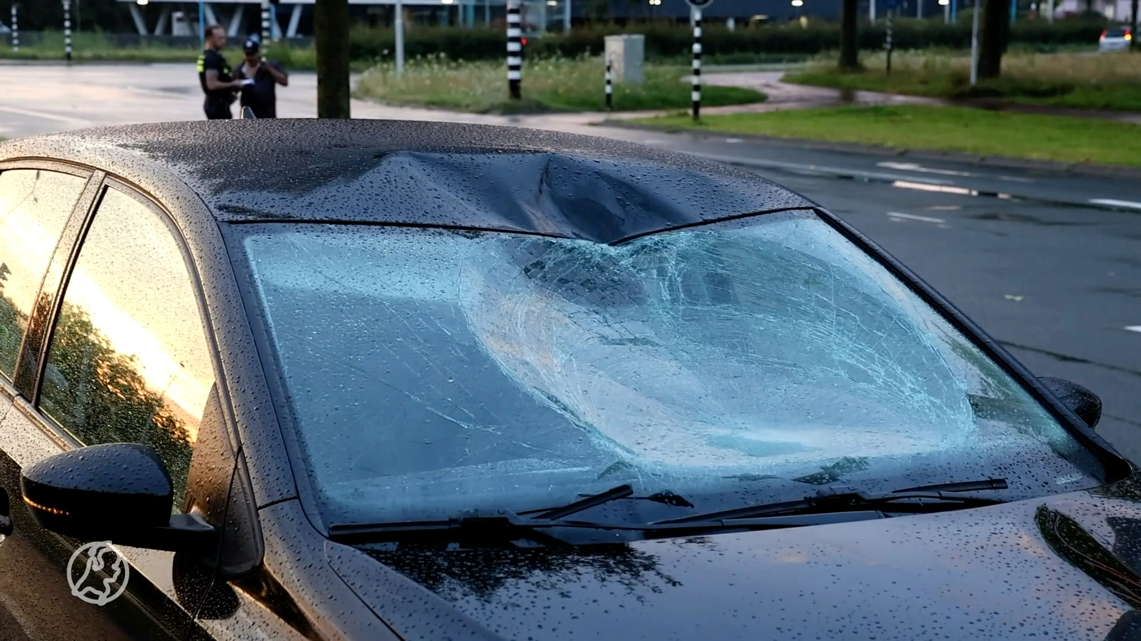 Fietser zwaargewond na botsing met auto en belandt tientallen meters verderop op het asfalt