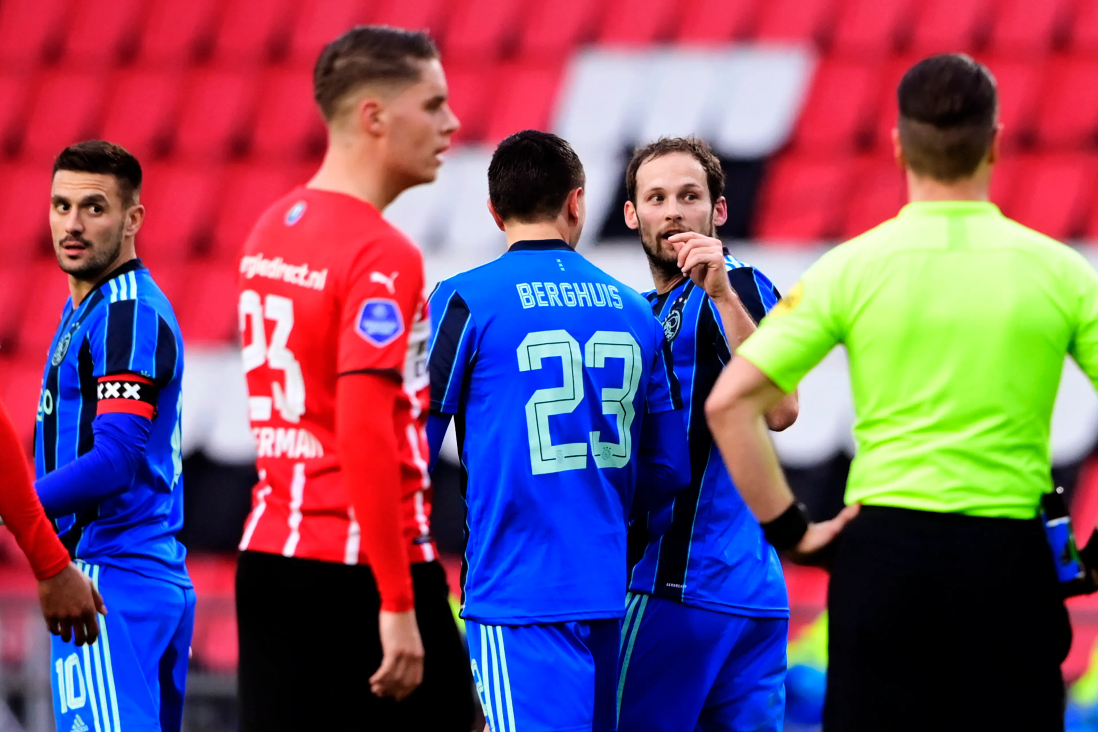 Winnende goal Ajax zorgt voor flinke discussie: was die bal nou uit of niet?