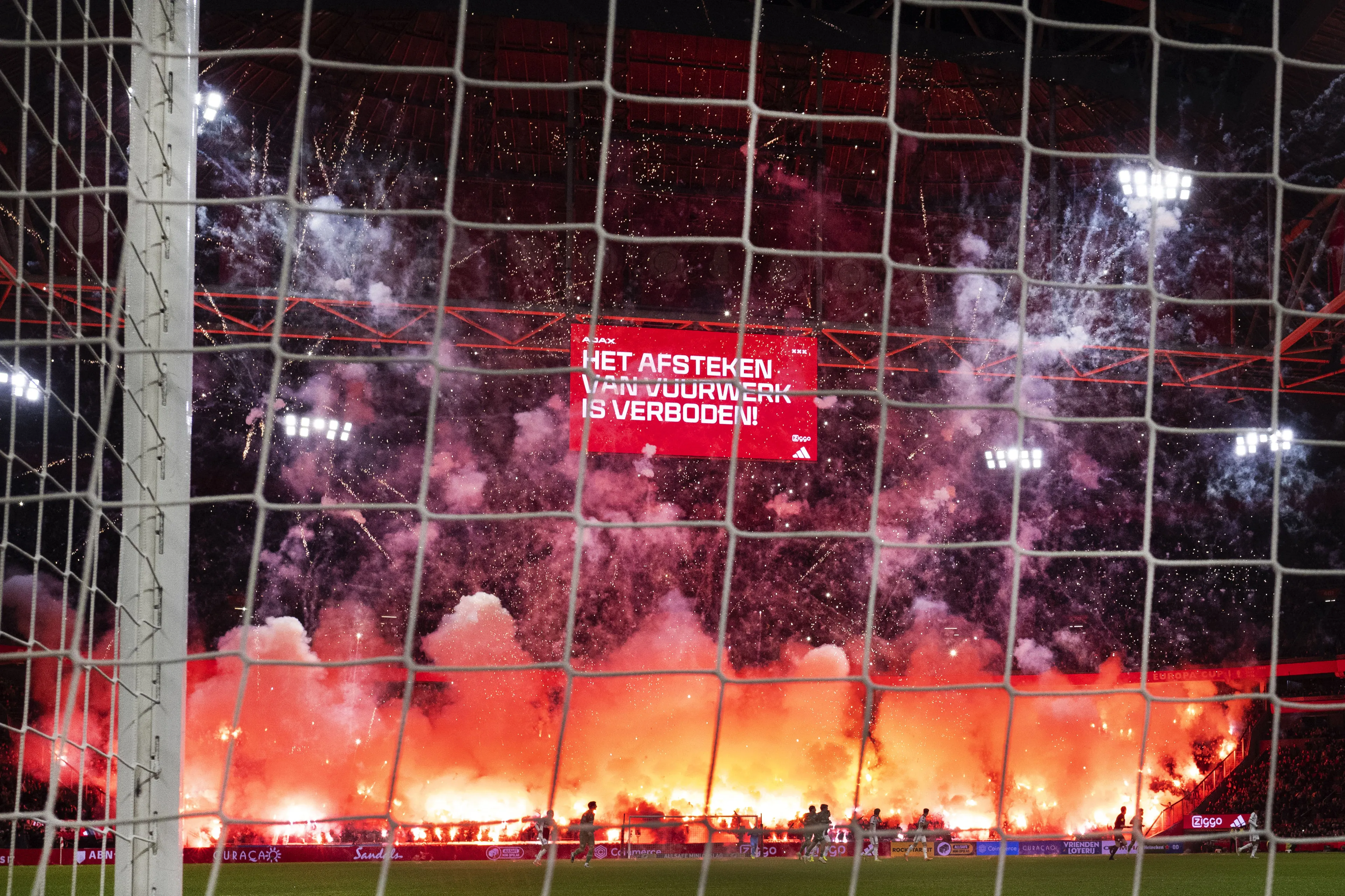Aangifte om vuurwerk in Arena, 10 tot 15 verdachten in beeld