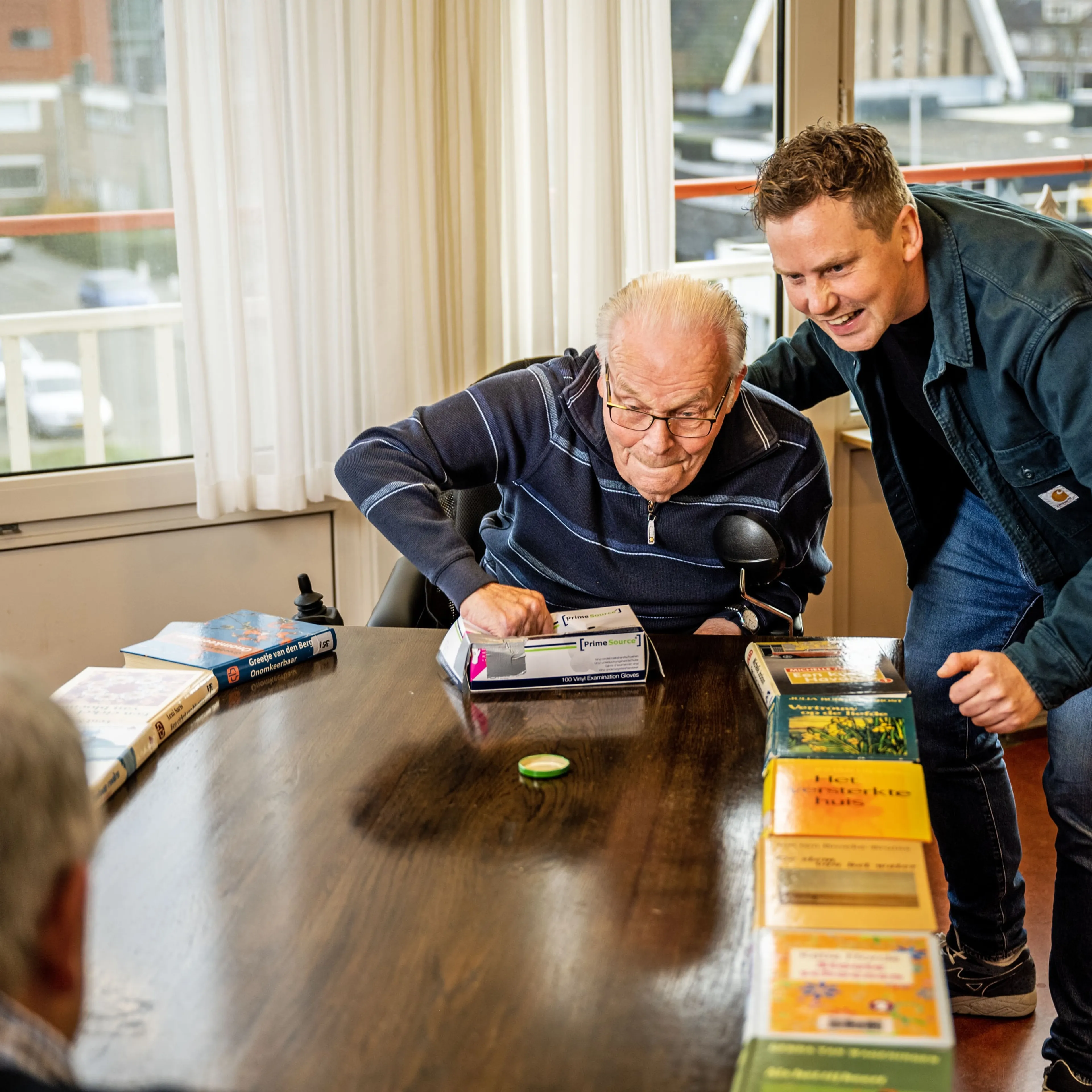 Joël brengt ouderen in beweging met alledaagse materialen en is een hit op sociale media