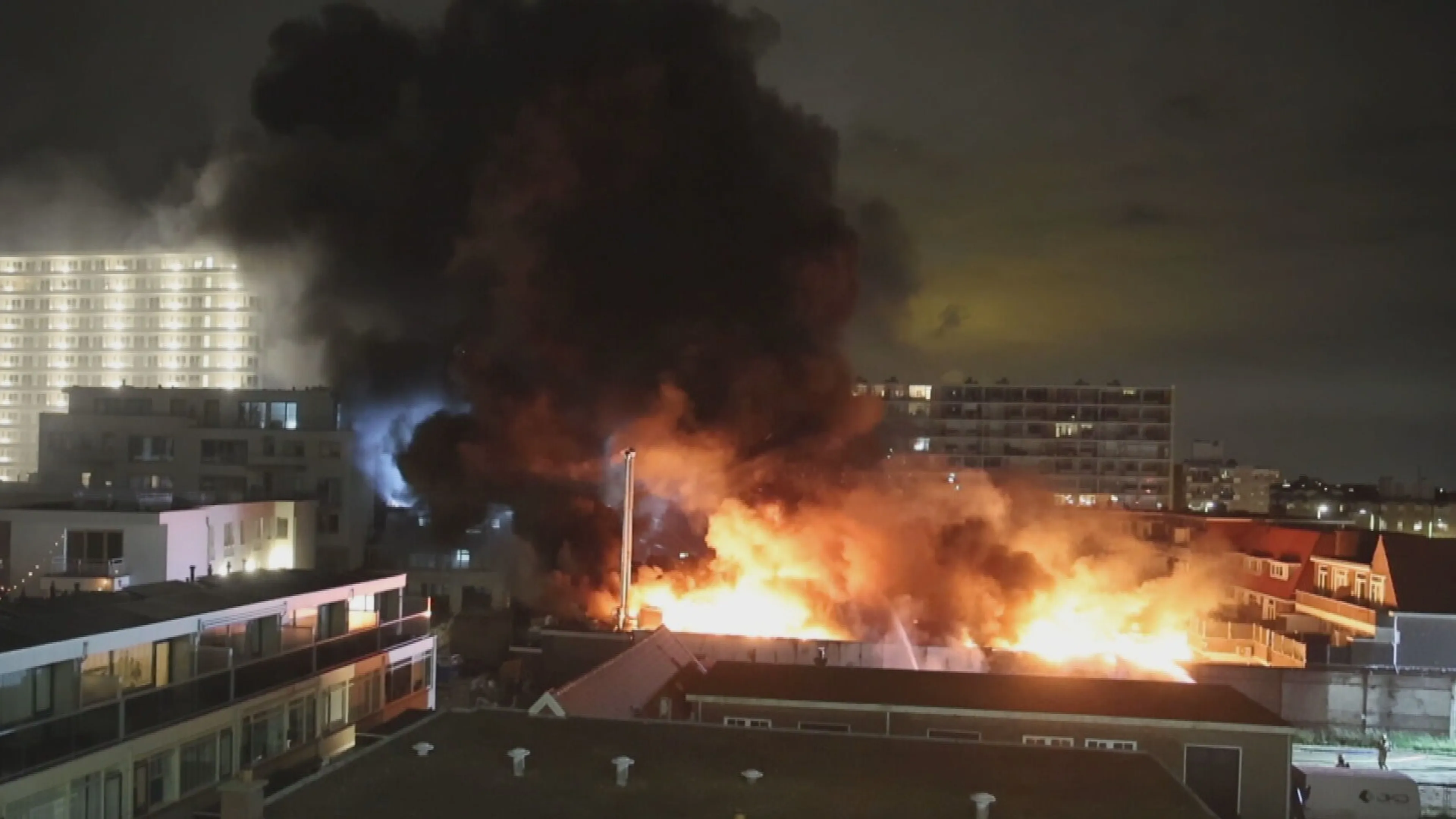 NL-Alert om enorme brand en rook in visrokerij Scheveningen, woningen ontruimd