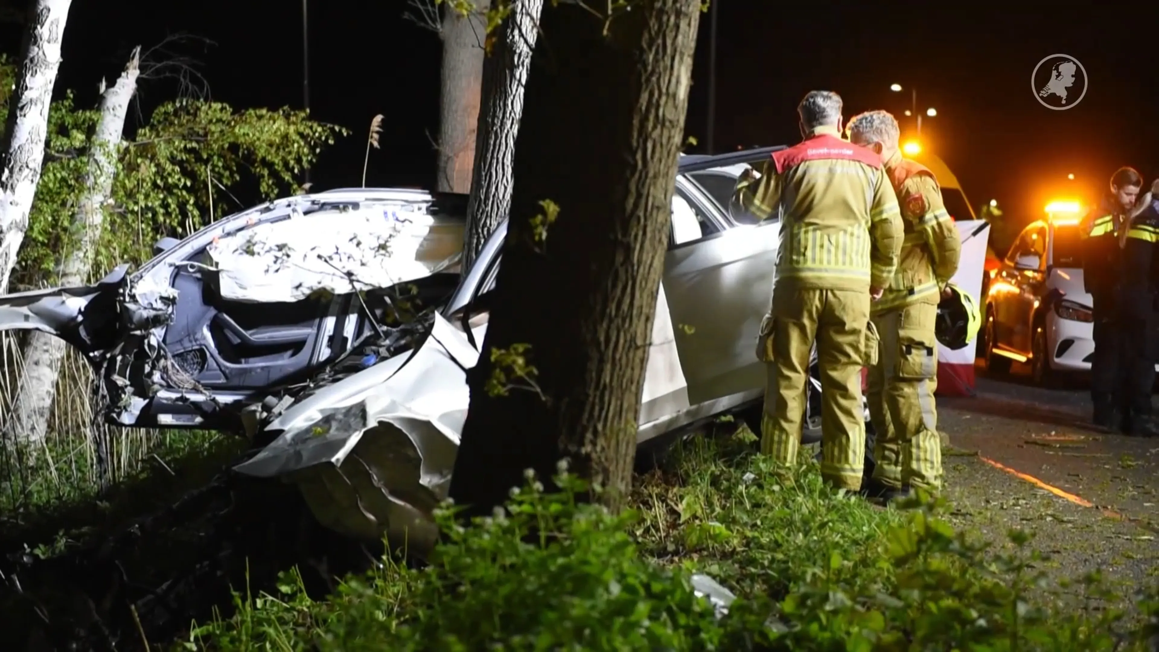 Dode en gewonde bij ongeval met auto tegen boom in Weert
