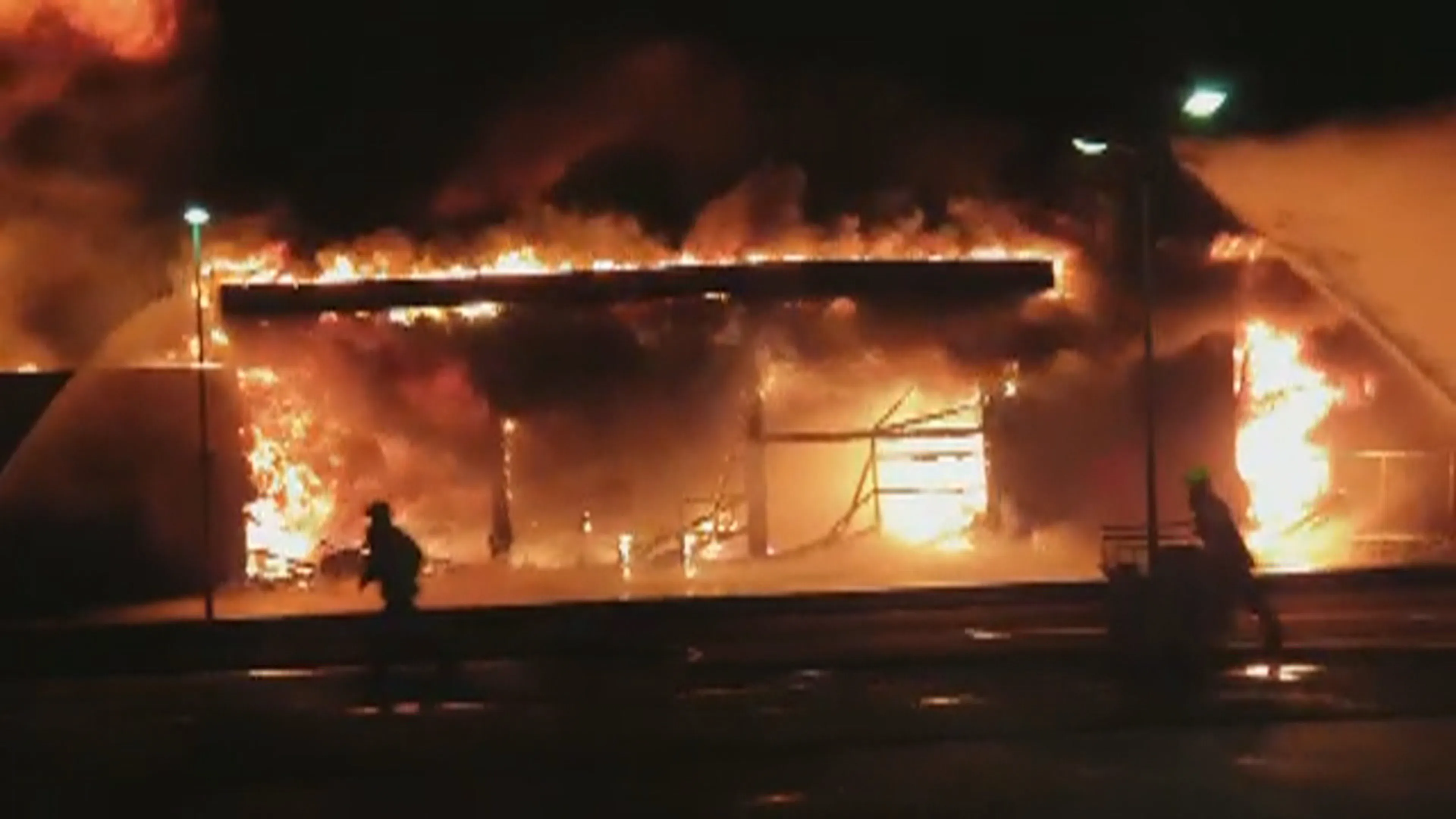 Veel rook vrijgekomen bij grote brand in keukenwinkel Schagen
