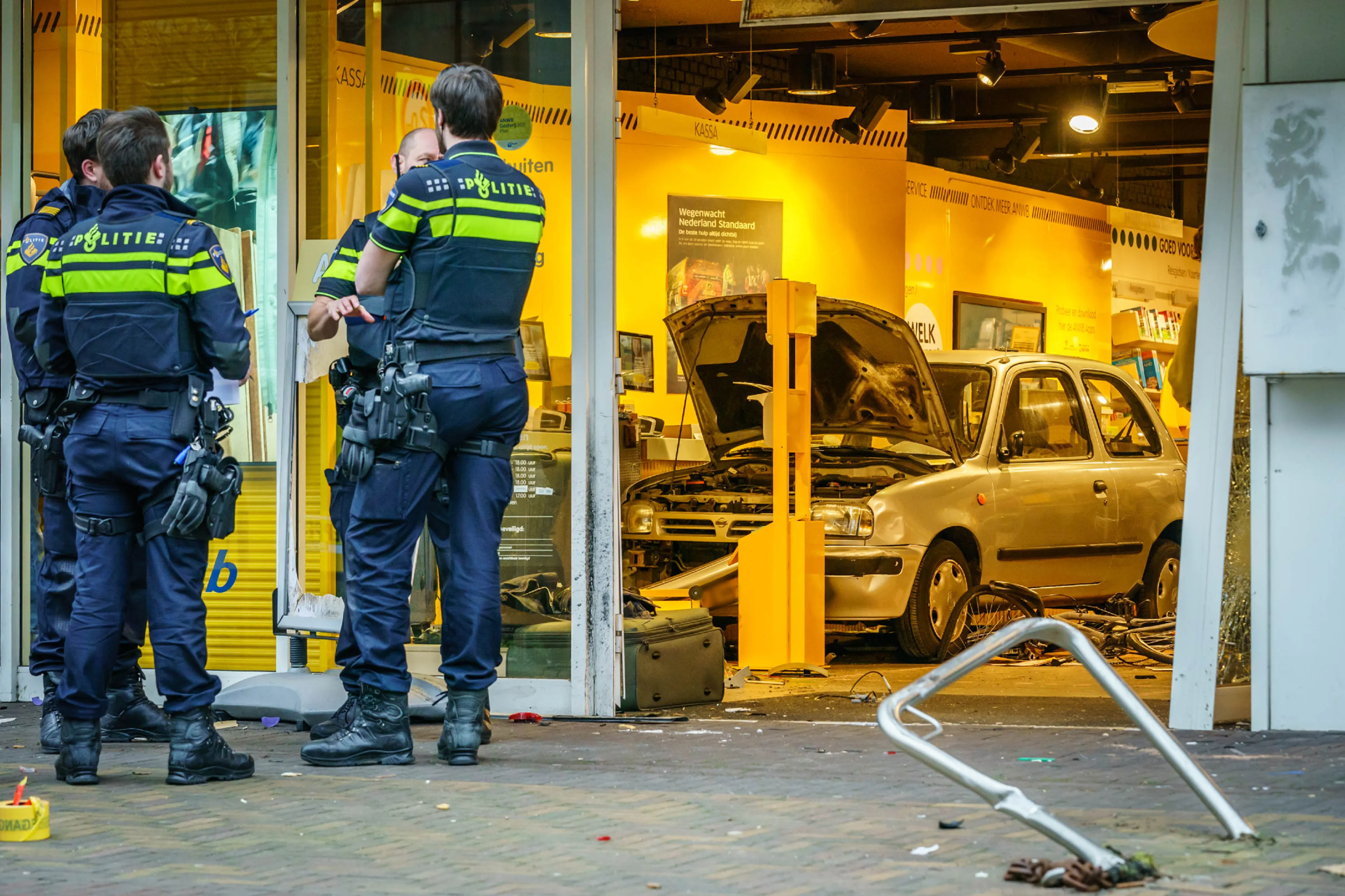 Auto rijdt ANWB-winkel binnen in Zeist, meerdere gewonden