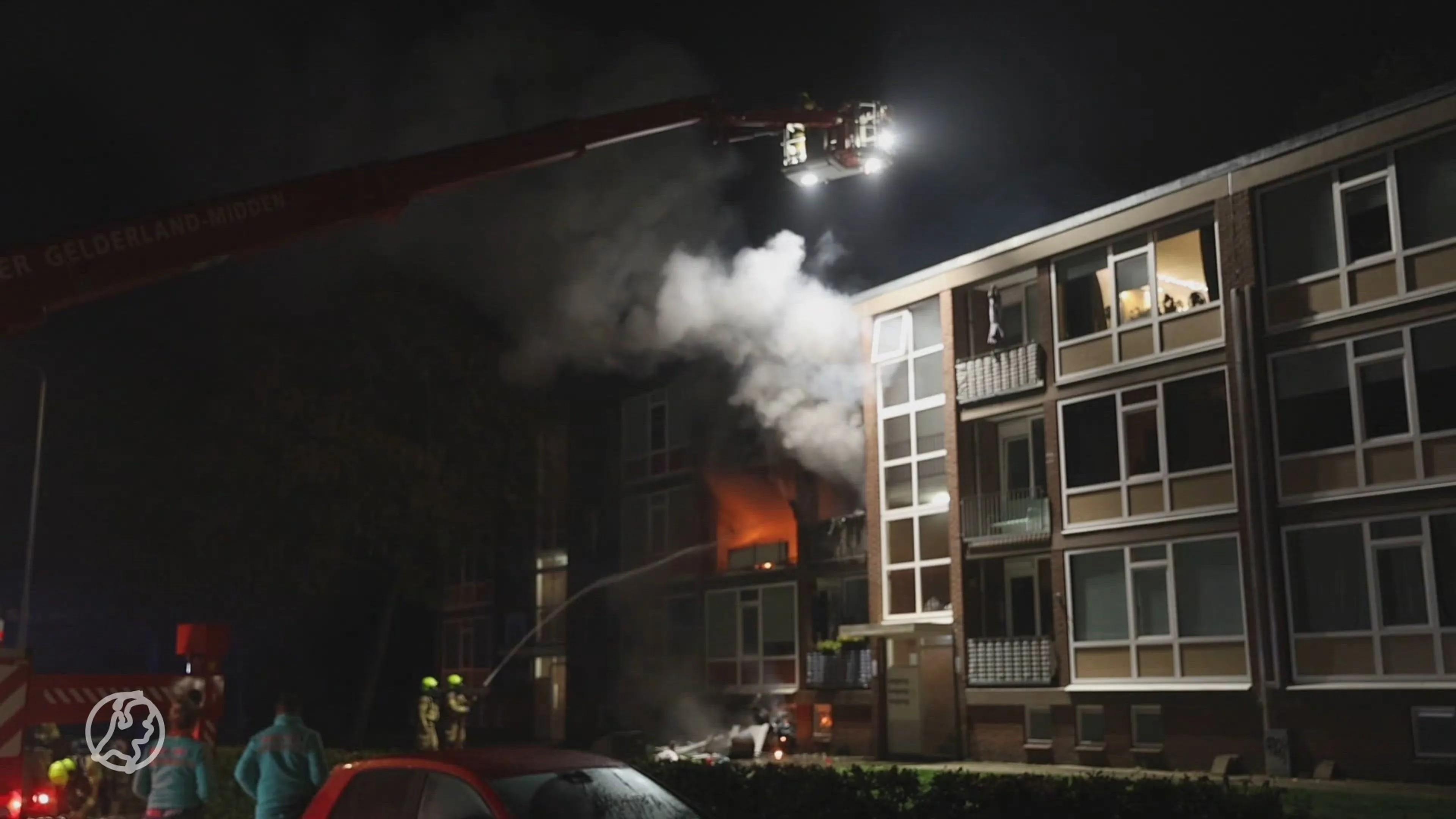 Dode bij woningbrand in Ede, 24 huizen ontruimd