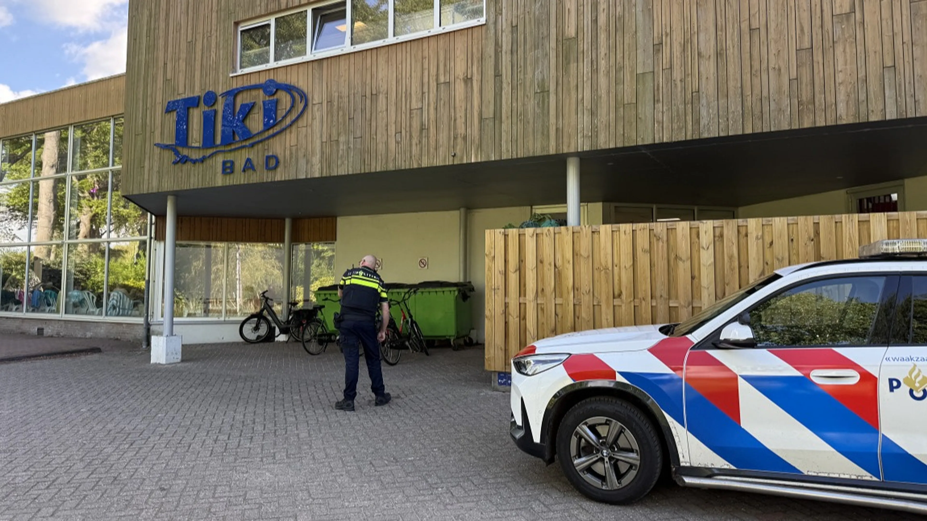 Jongen (17) aangehouden voor stiekem filmen in kleedhokjes Tikibad