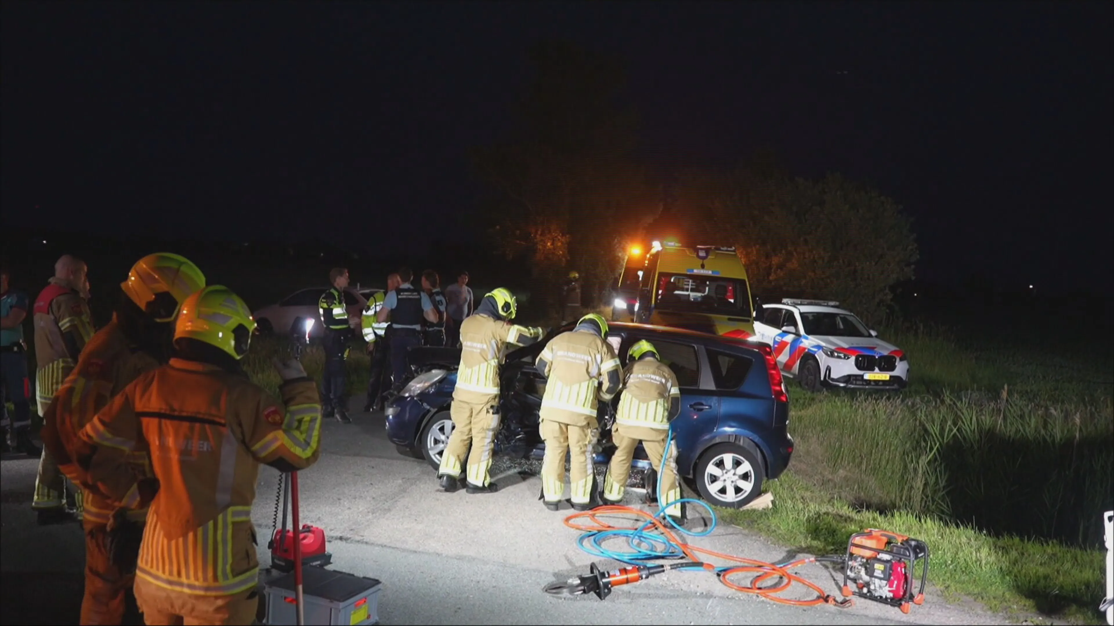 Automobilist enige tijd bekneld na botsing tegen boom in Veendam