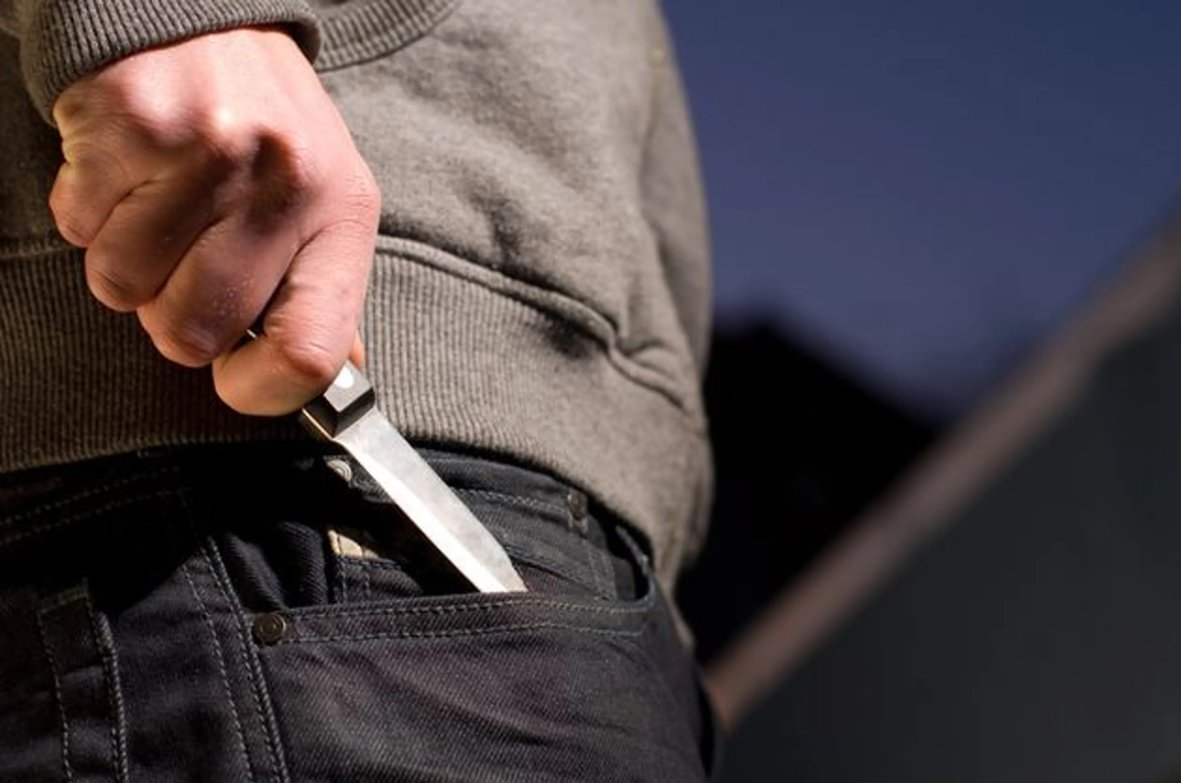 Vrouw uit Breda schrikt zich dood door dronken man met mes naast haar bed 