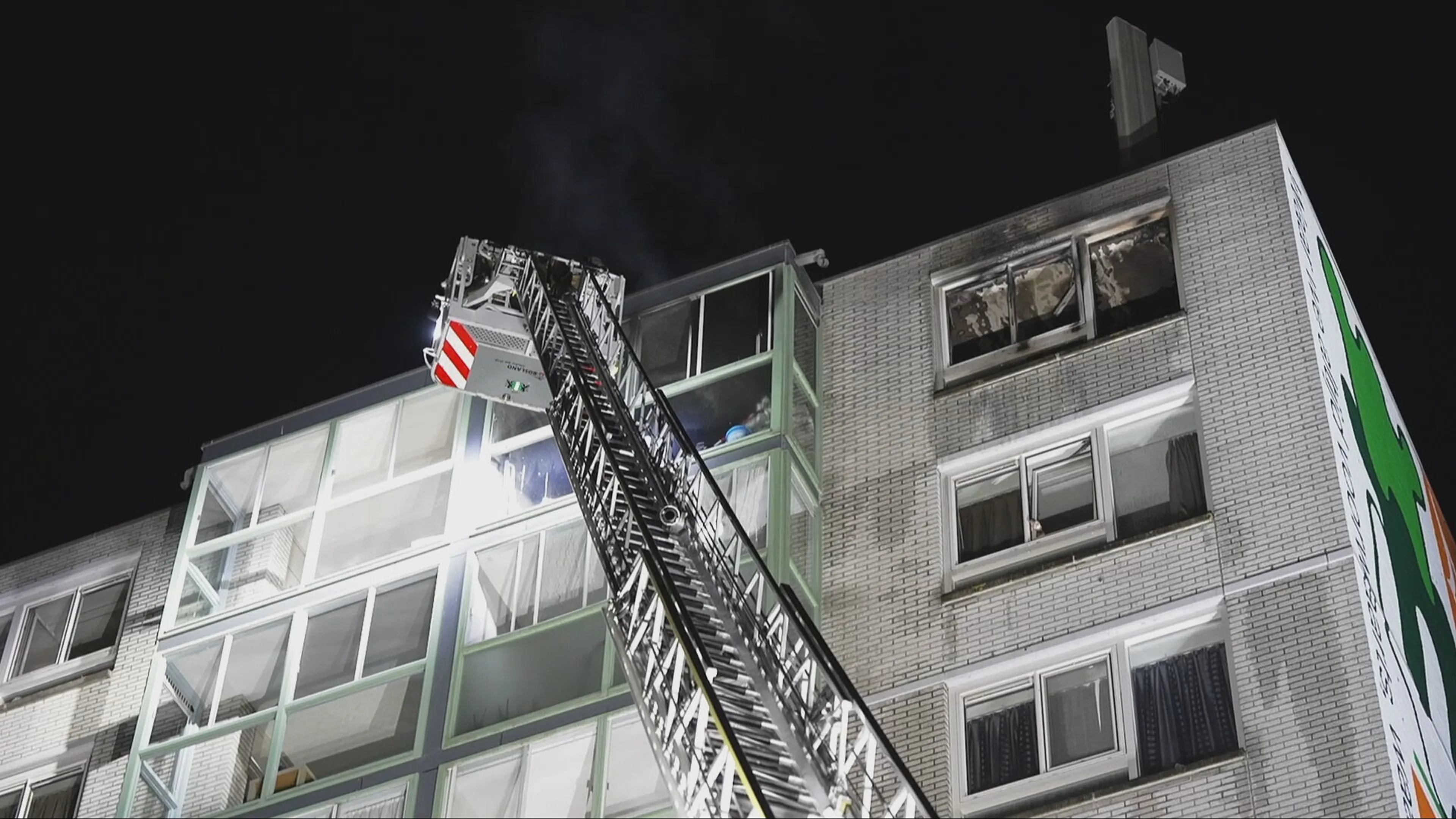 Man overleden bij brand in flatgebouw Rotterdam