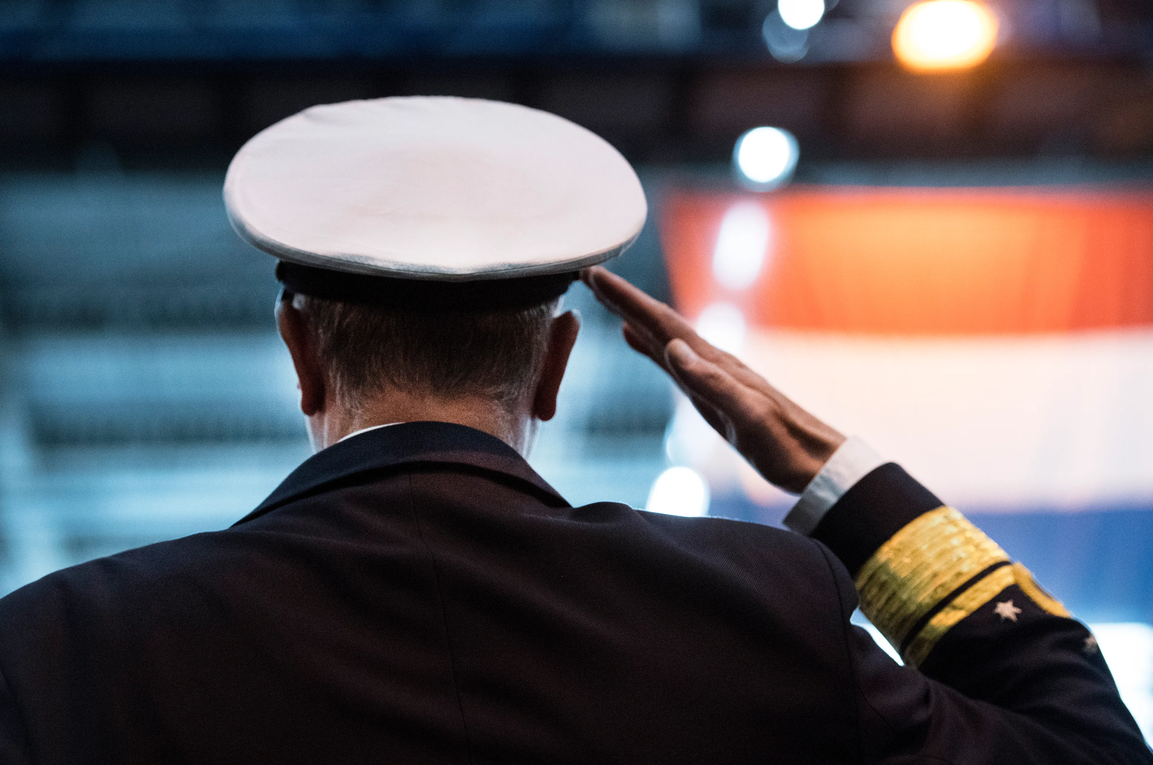 Dure borrels, feestjes en uitjes: Defensie legt miljoenenuitgaven aan banden