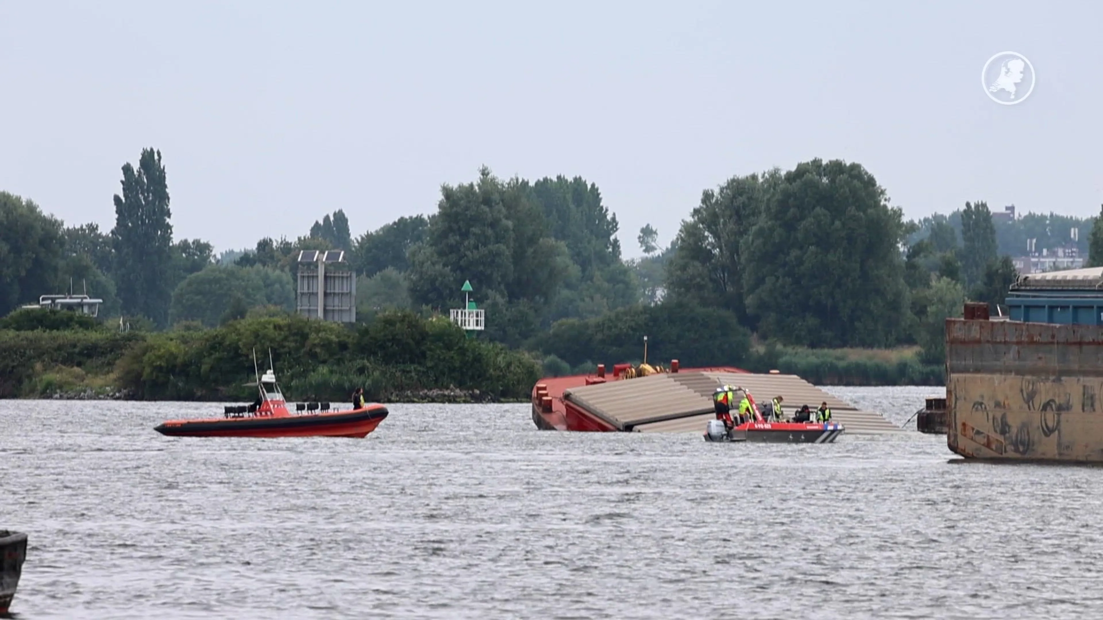 Vermiste opvarende gezonken duwboot Amsterdam dood gevonden