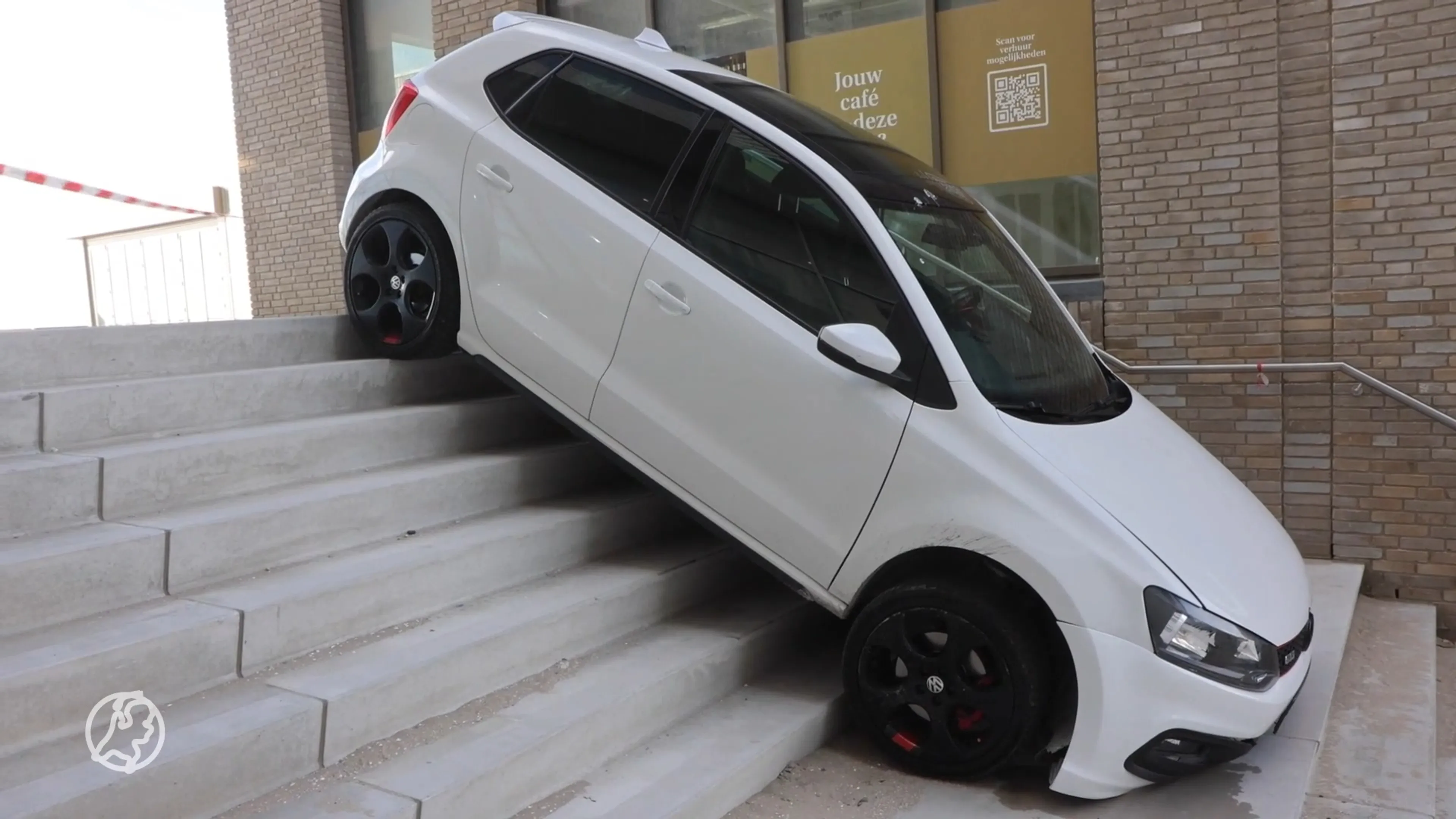 Automobilist rijdt zichzelf vast op trap in Den Haag