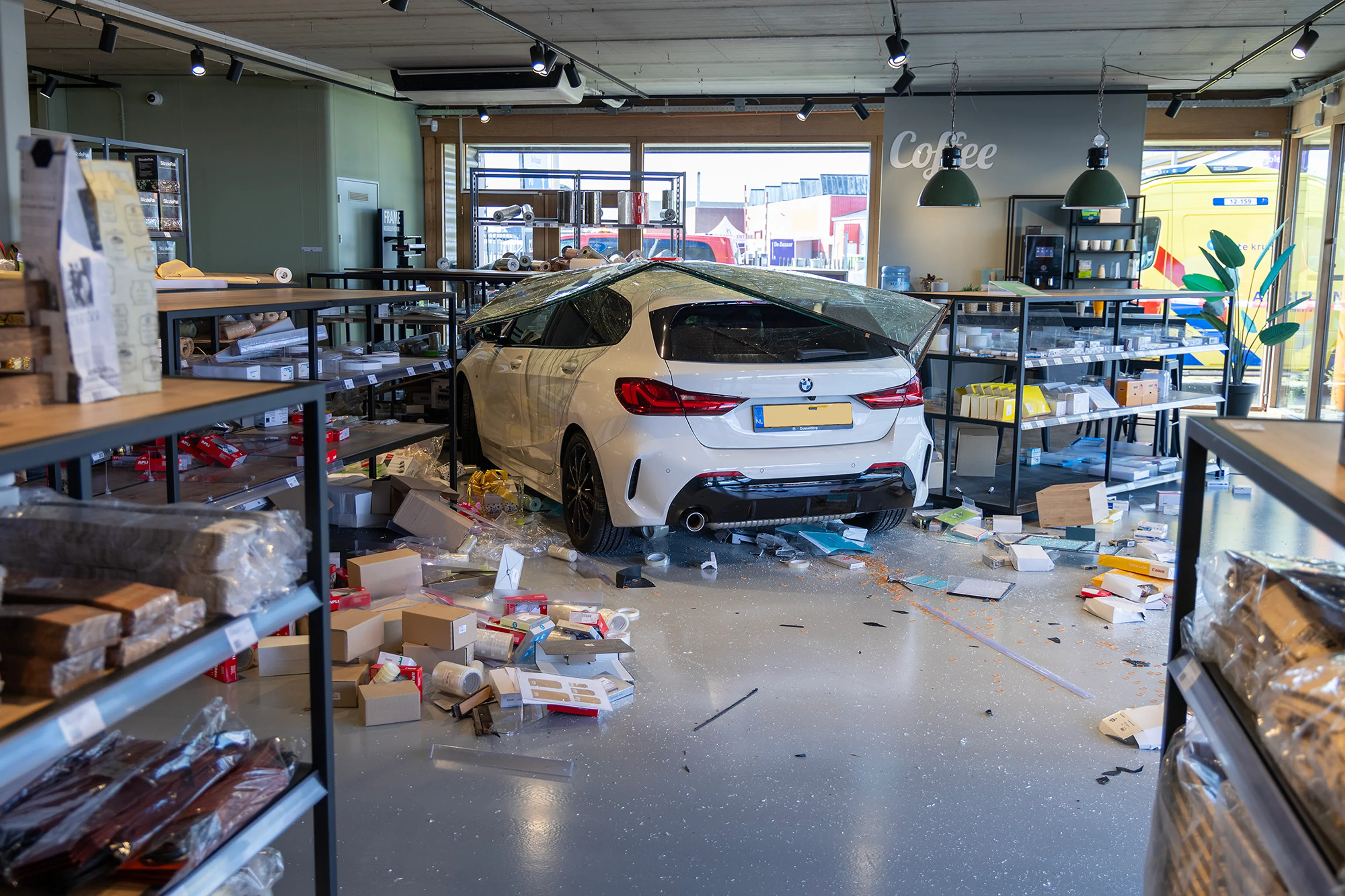 Auto rijdt winkelpand binnen in Beverwijk en richt enorme schade aan