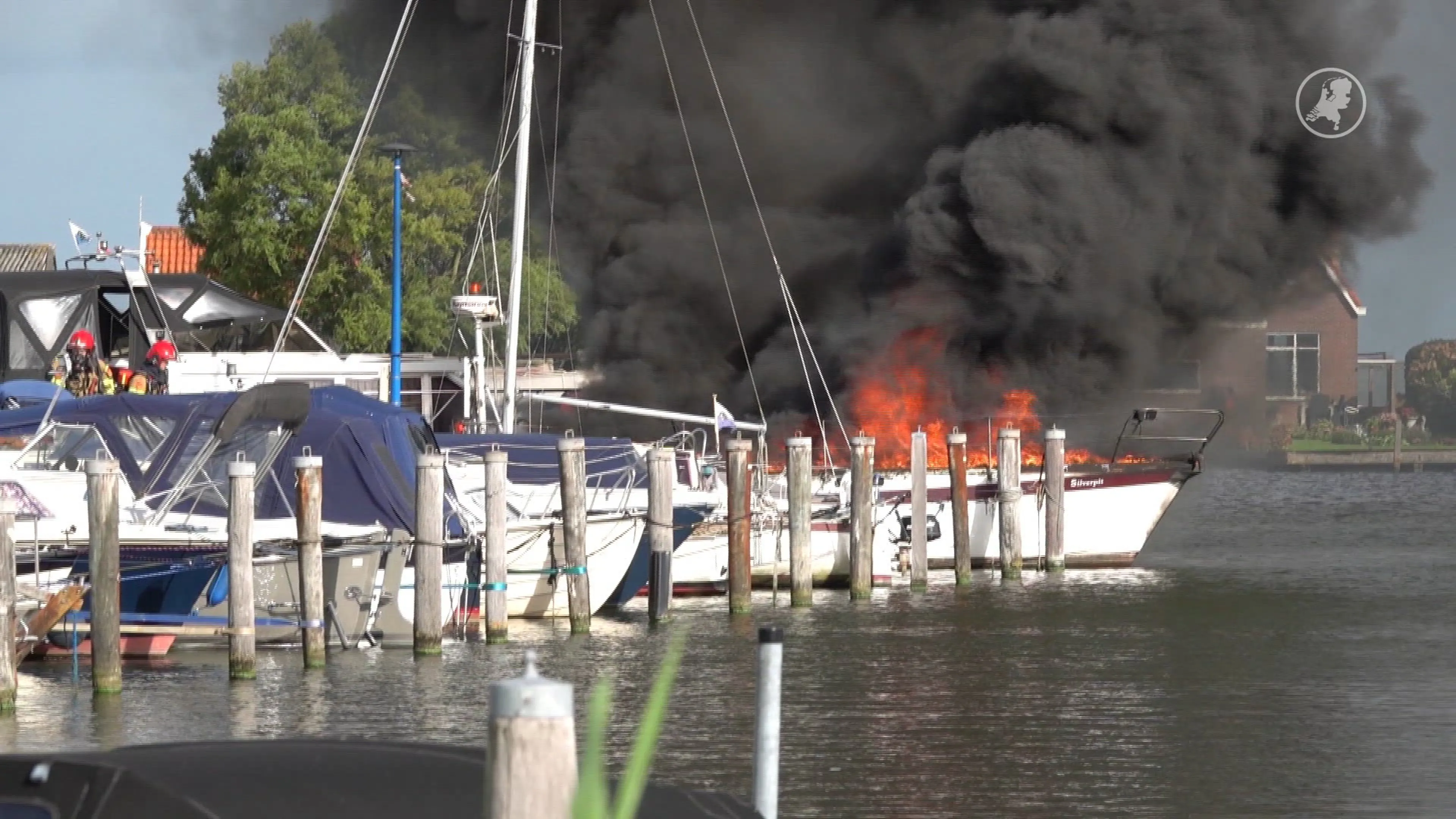 Boot brandt af in haven Westknollendam