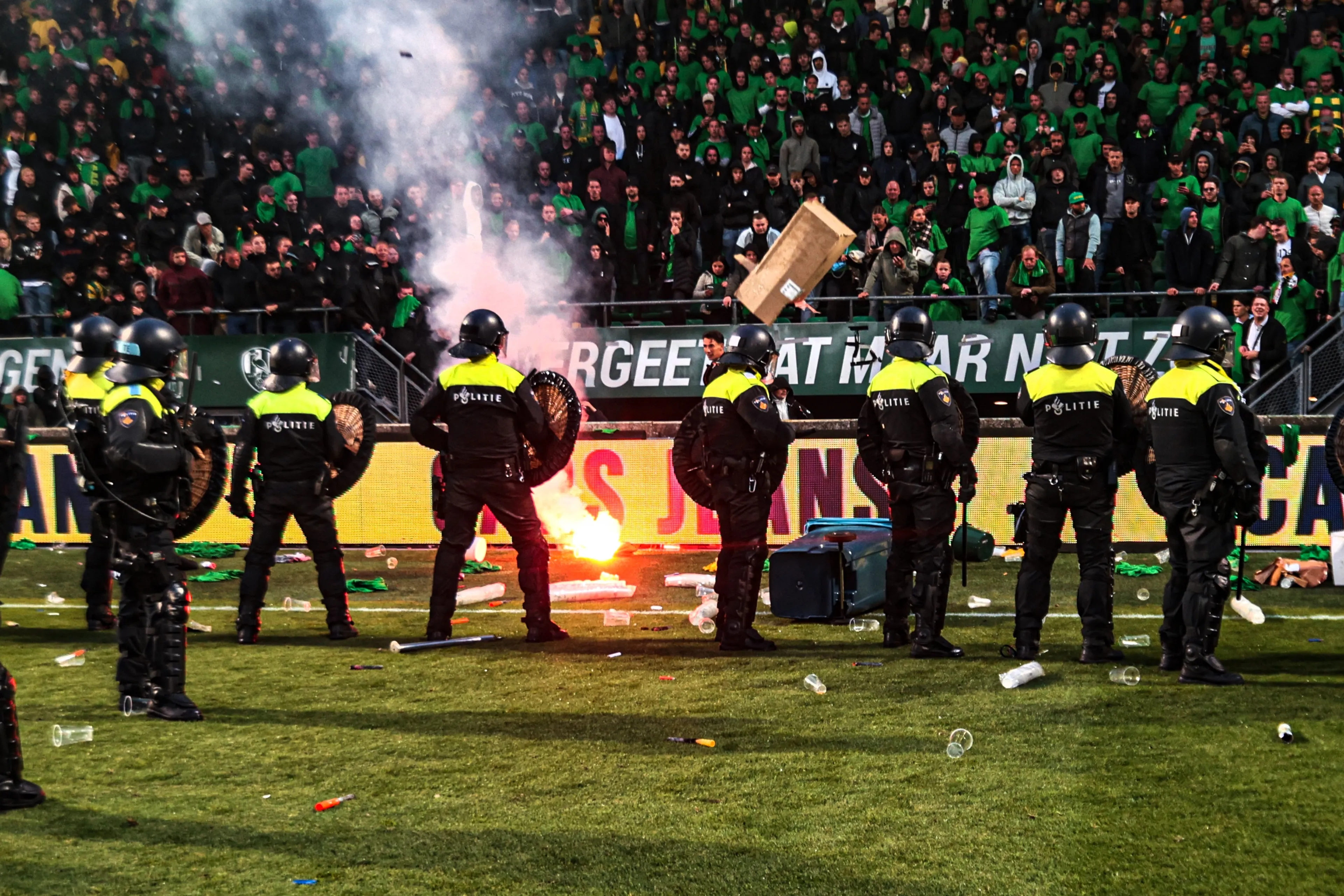 Supportersgeweld 'niet houdbaar', burgemeesters praten met KNVB