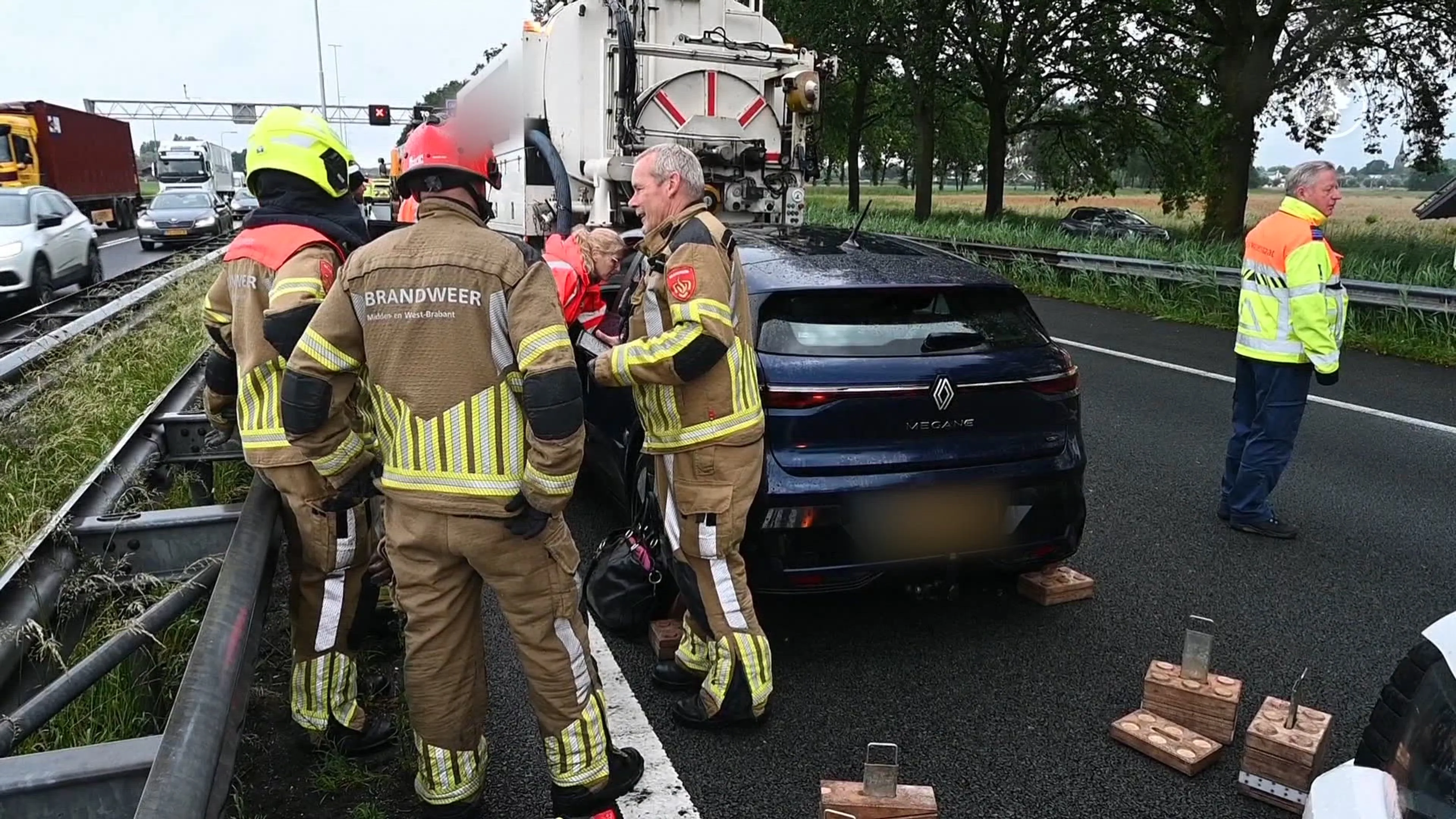 Automobiliste slingert kilometers over A58, chauffeurs grijpen in
