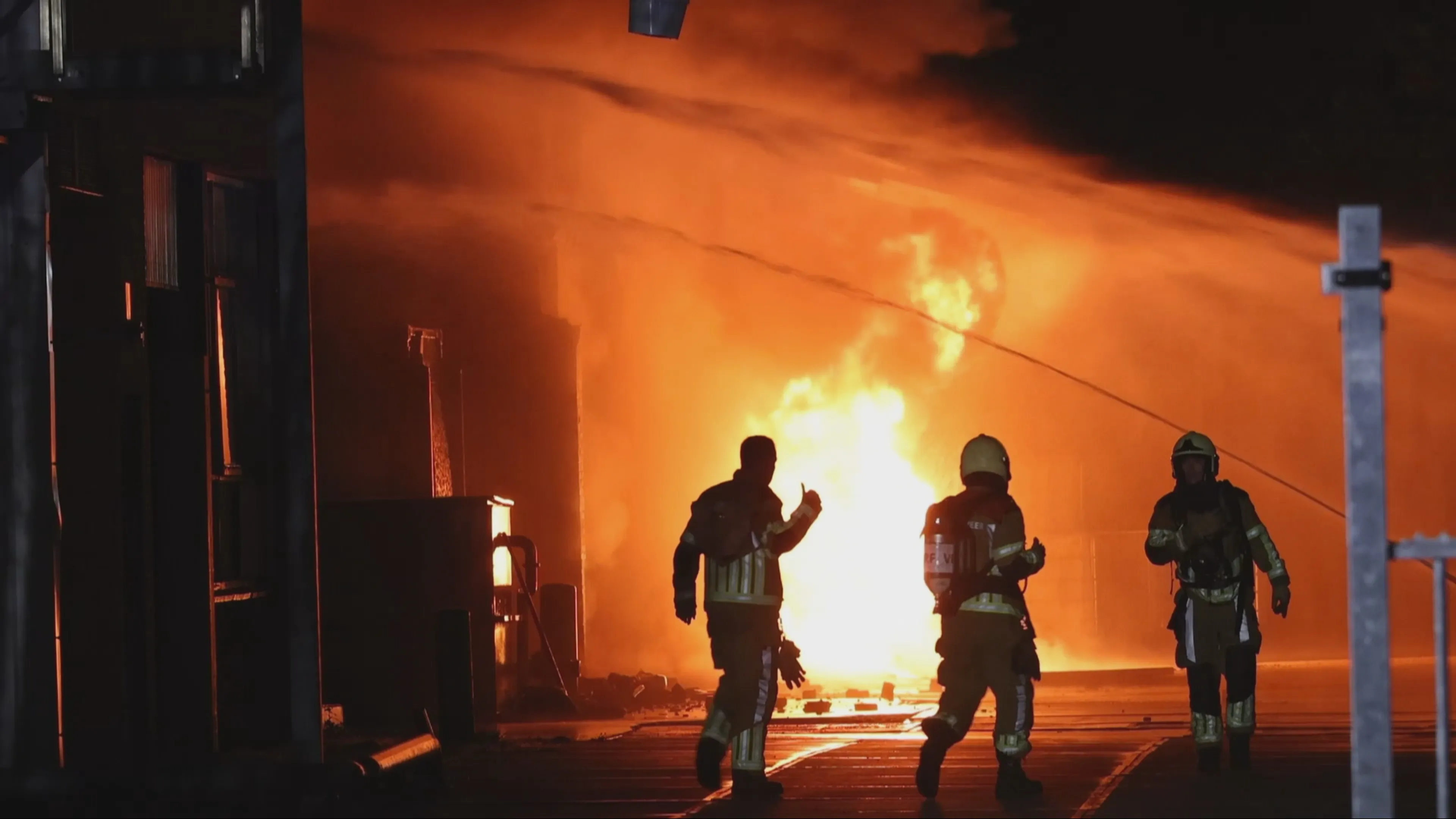 Grote brand in Heerenveen: loods met frituurvet dreigt in te storten