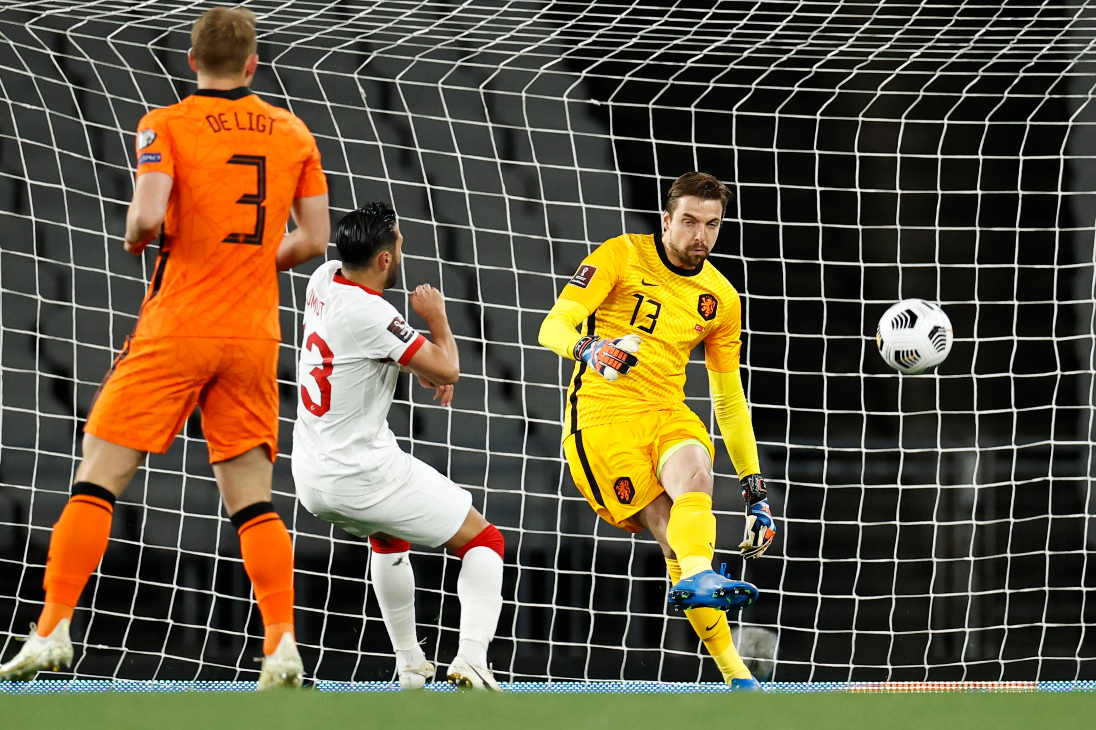 Oranje begint WK-kwalificatiereeks met verliespartij tegen Turkije (4-2)
