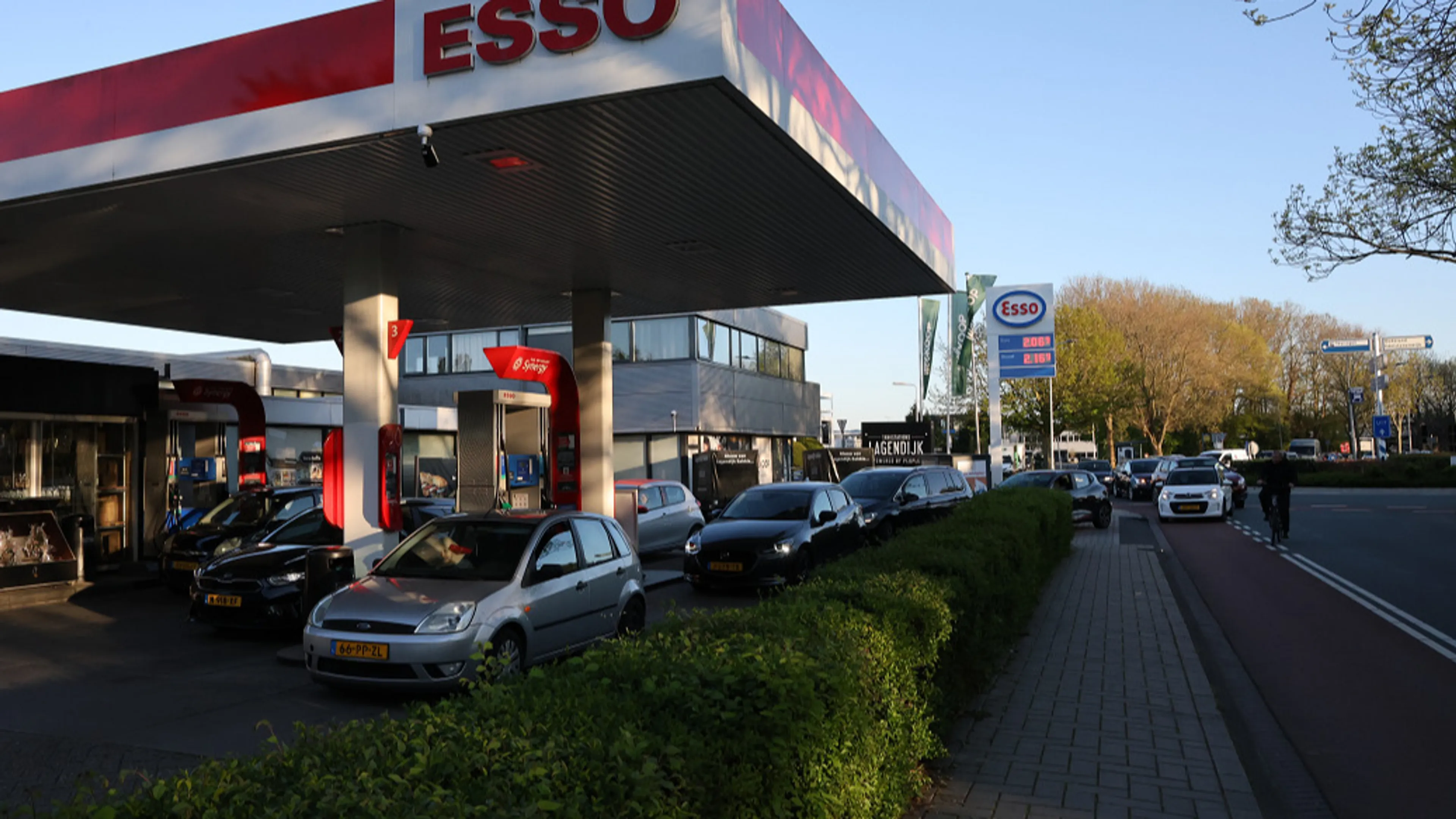 Aansluiten in 's-Gravenzande: topdrukte door spotgoedkope benzine