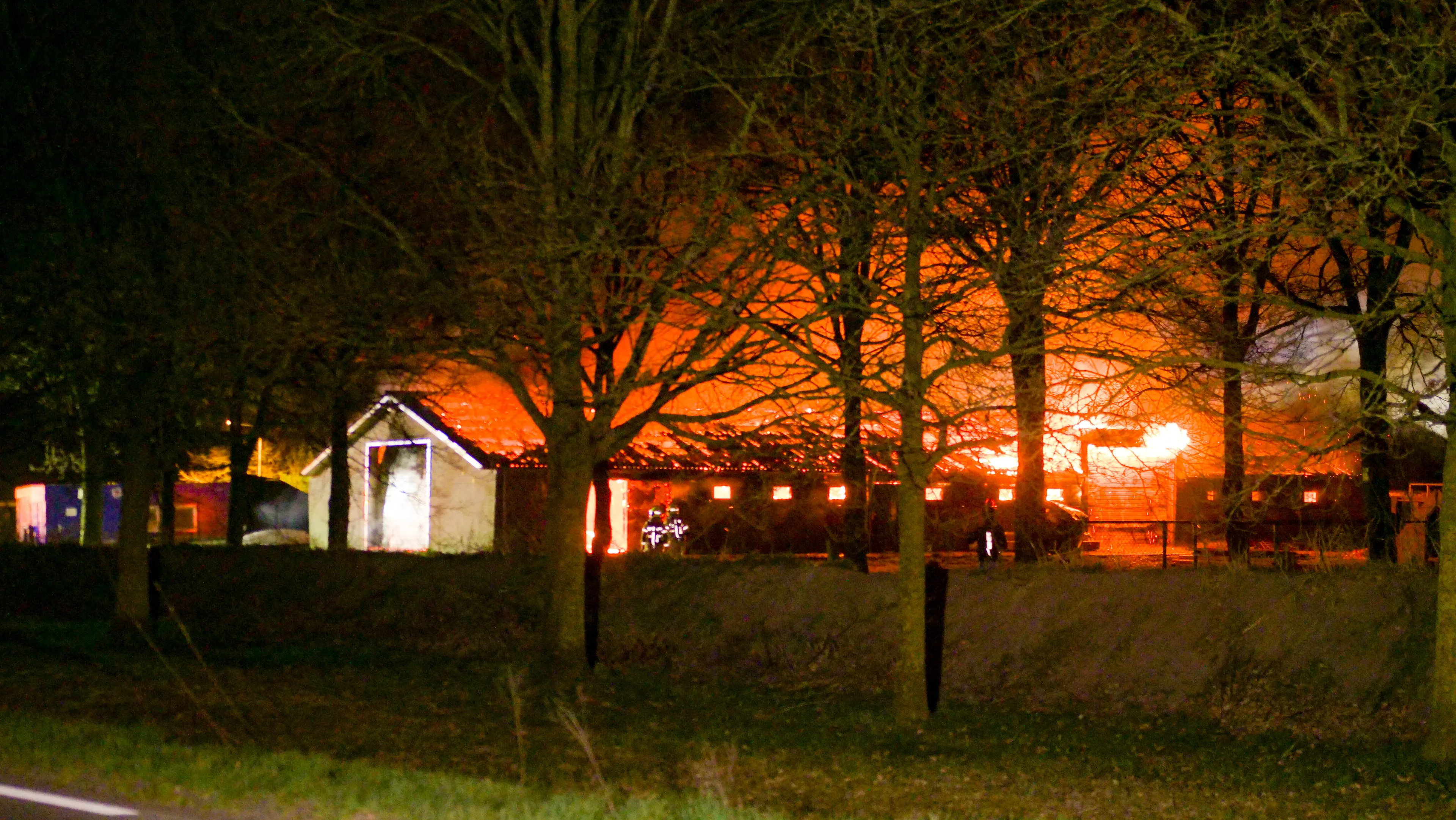 Uitslaande brand verwoest gebouw in Barneveld, vlammen in wijde omtrek te zien