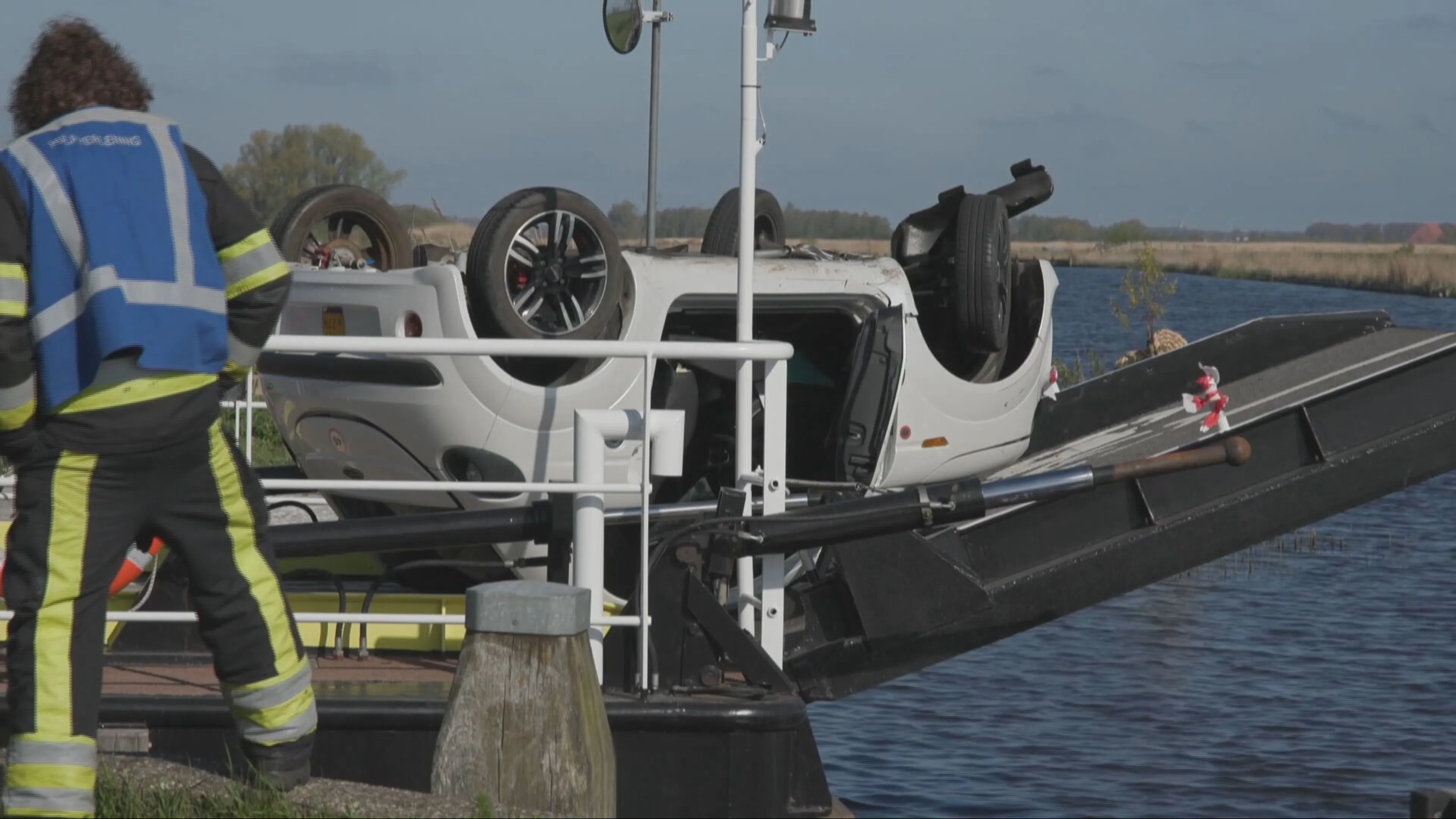 Vrouw (58) overleden bij ongeval met brommobiel op pont bij Langweer