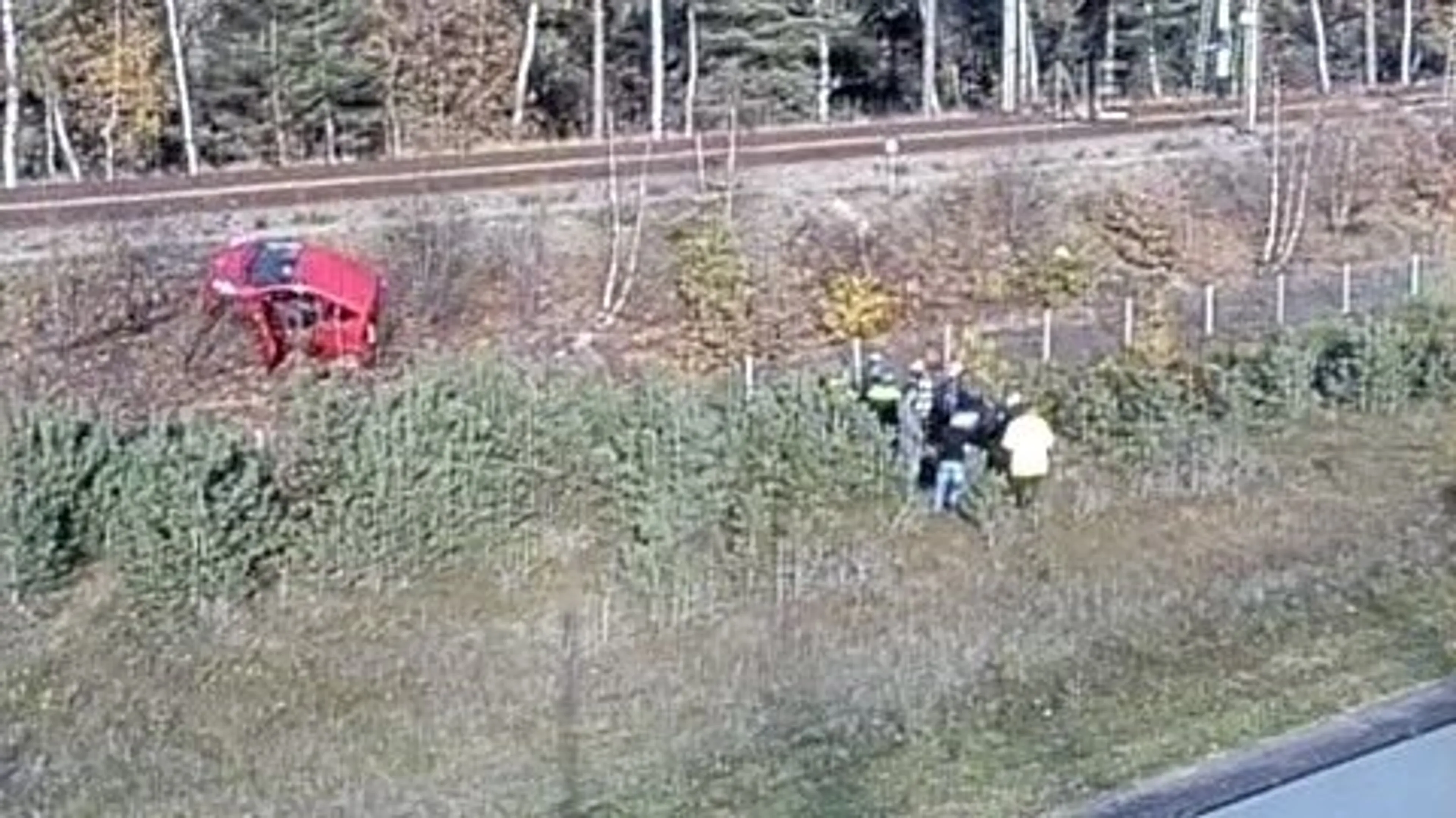 Personenauto belandt bijna op het spoor na botsing met arrestatieteam op A12
