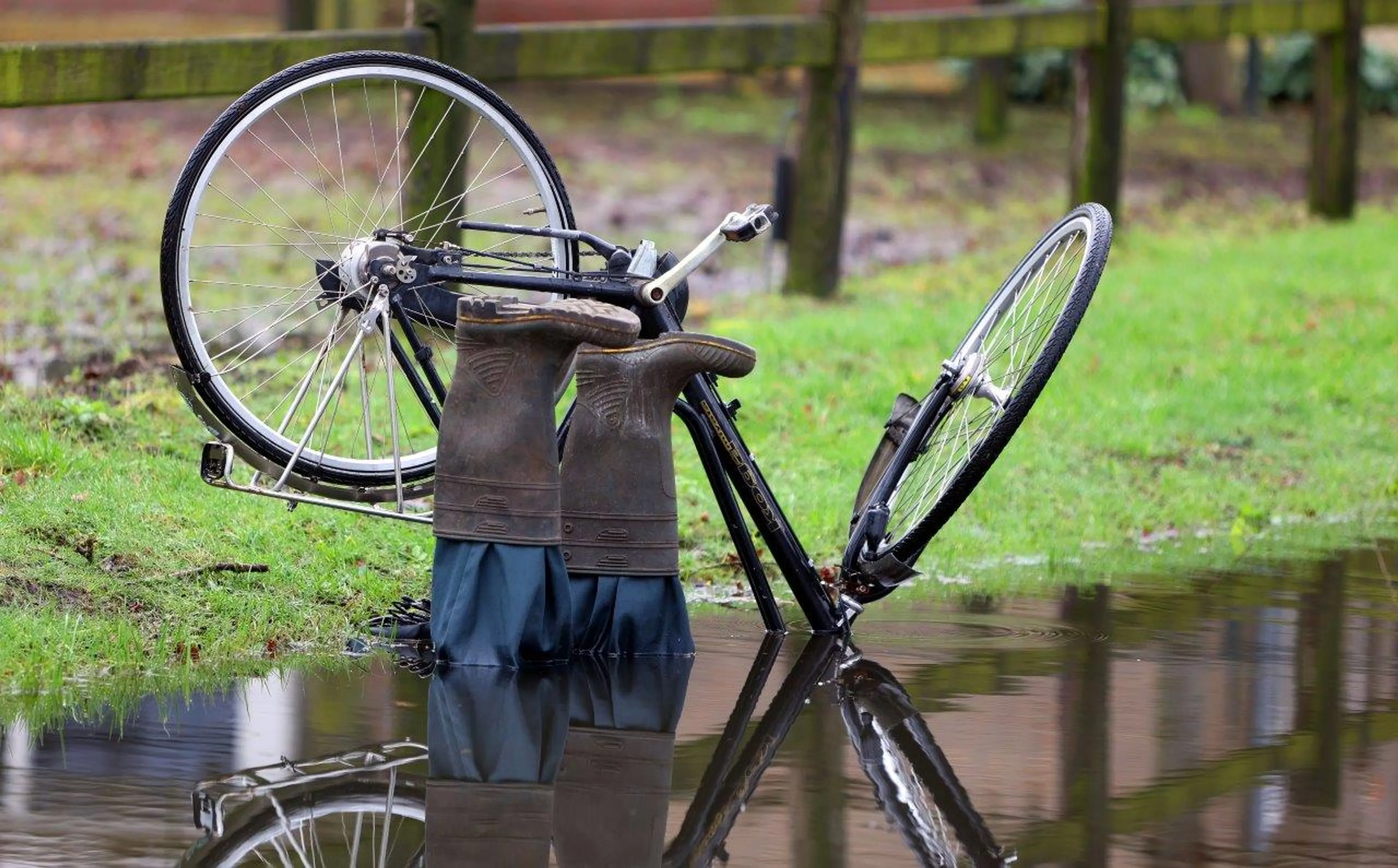 Politie schrikt zich kapot: twee benen steken boven water uit bij levensgevaarlijk verregend fietspad
