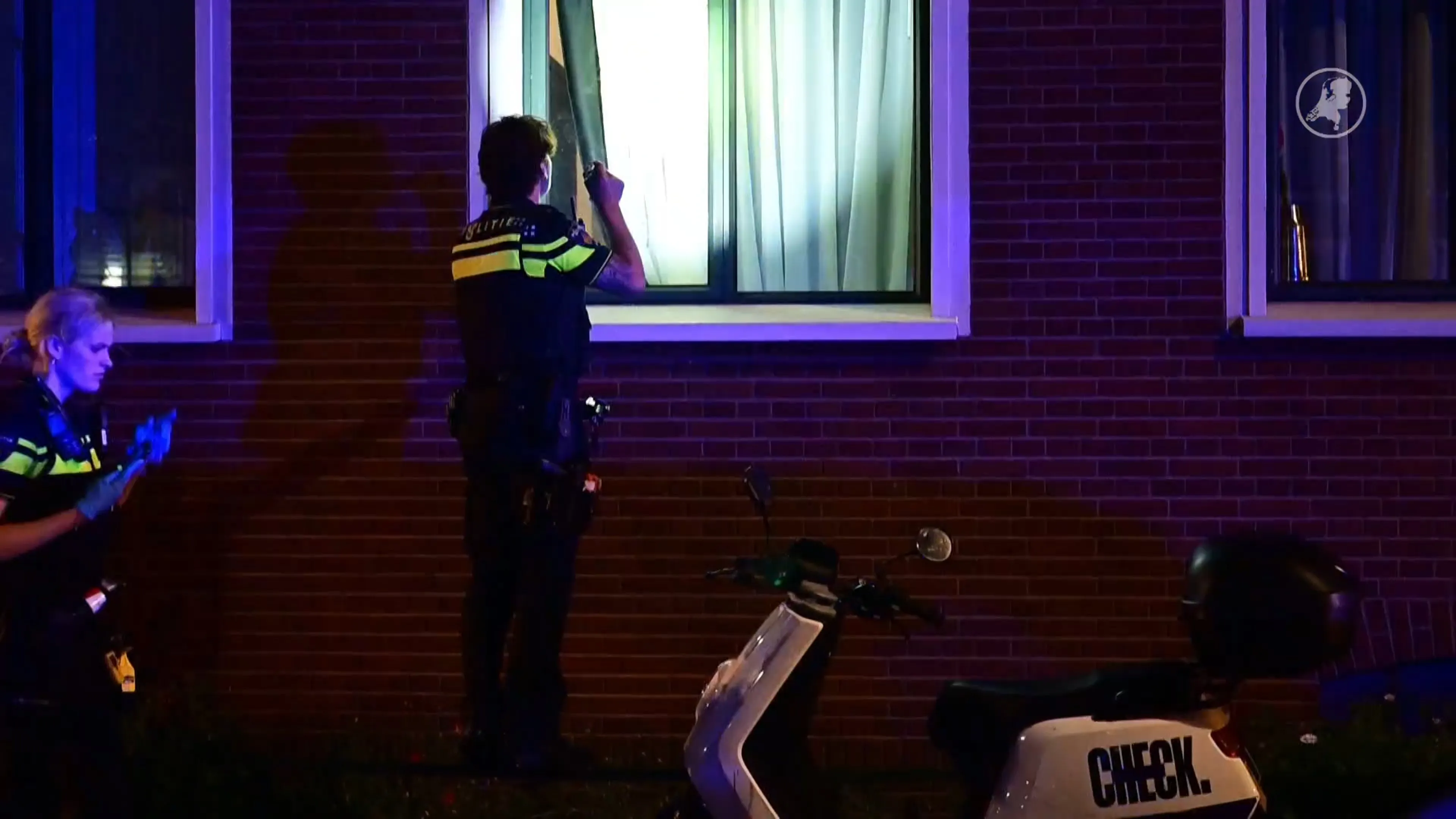 Man neergestoken in woning Den Haag, dader mogelijk via raam binnen