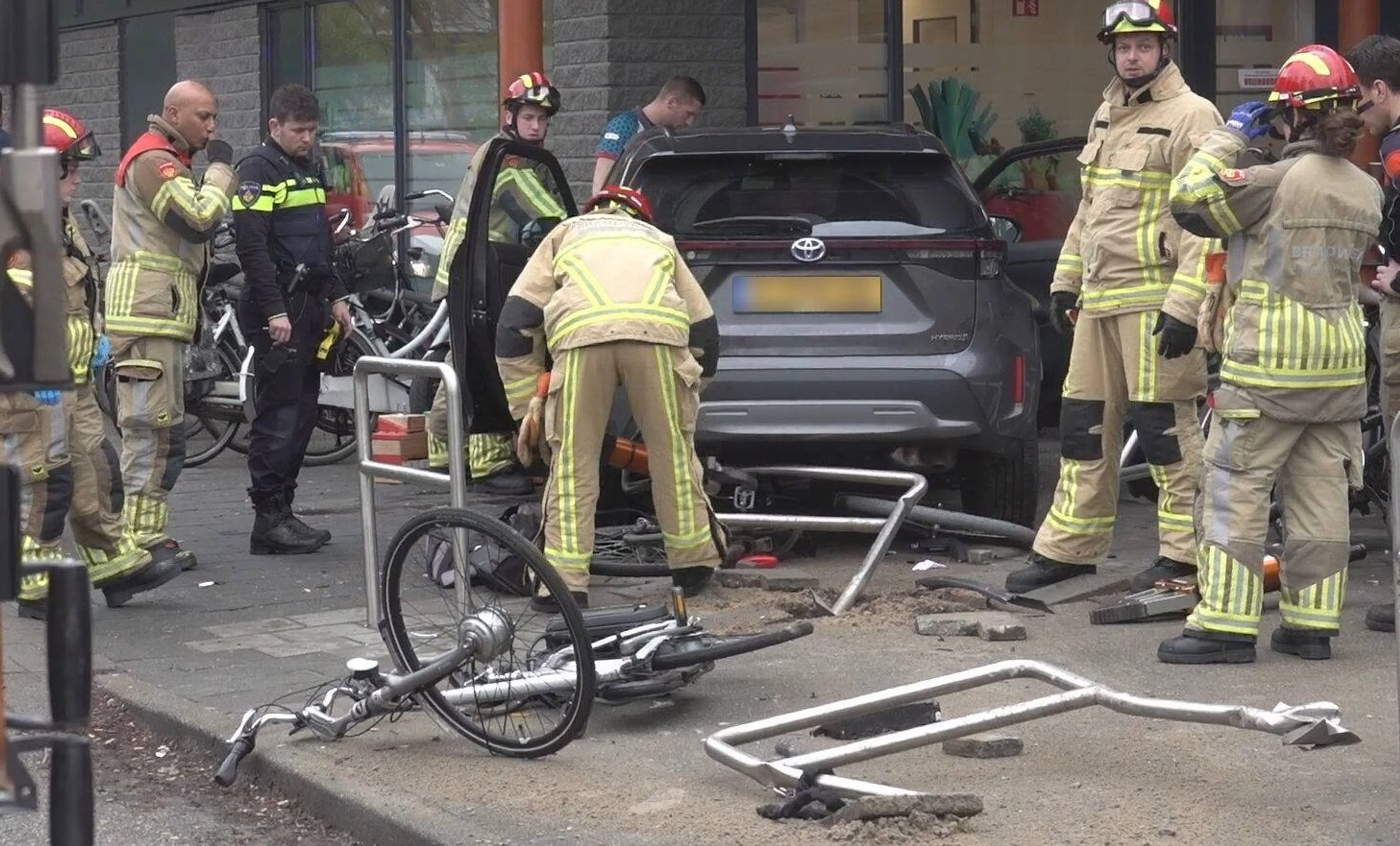 84-jarige automobilist rijdt dwars door fietsenrek, vrouw (77) raakt gewond