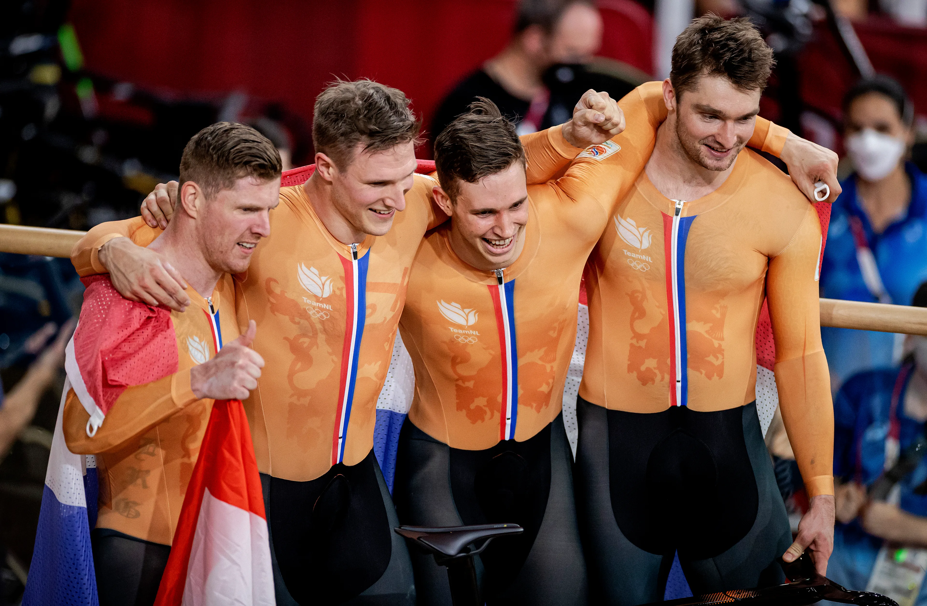 En dat is zes: baanwielrenners sprinten met overmacht naar gouden medaille