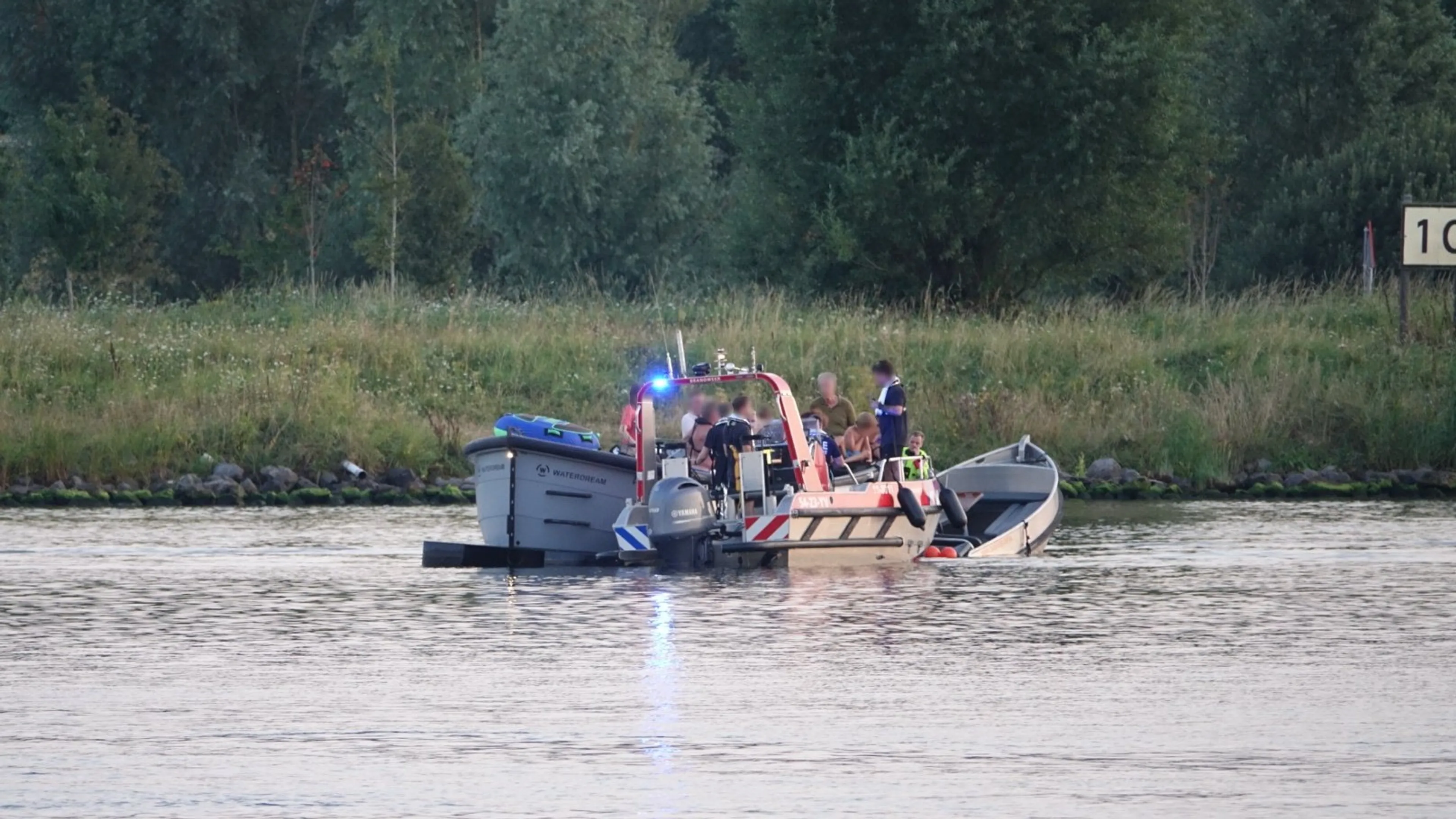 Bootjes botsen op Noordzeekanaal, meerdere mensen te water