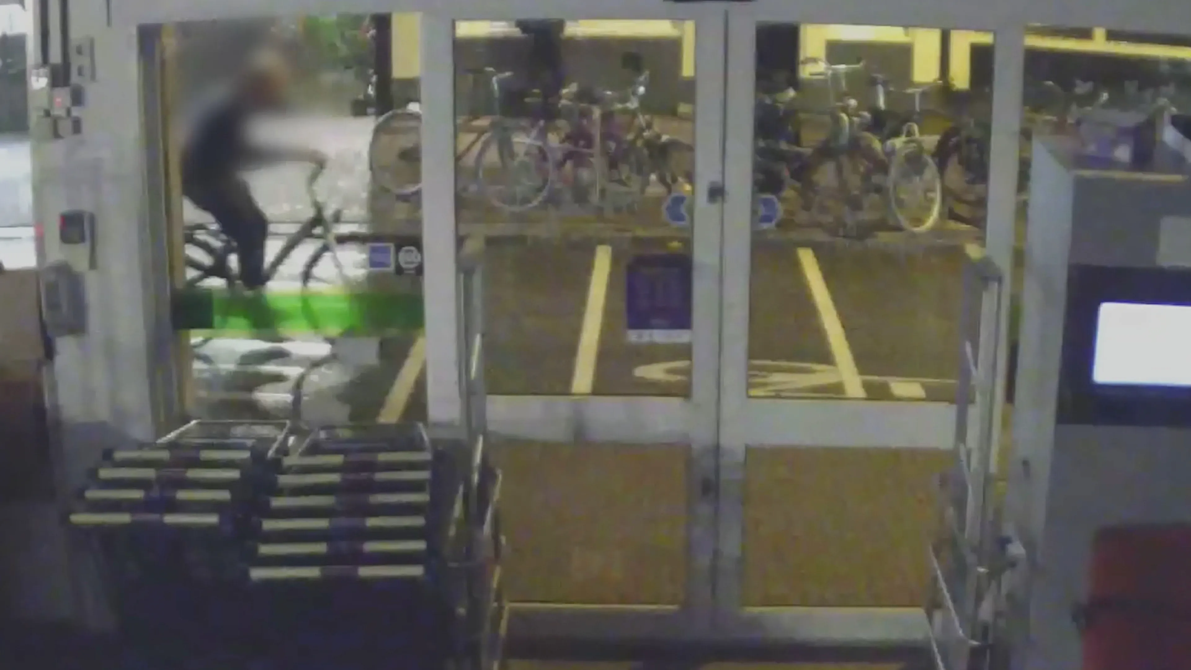 Amerikaanse toerist wordt 'uit het niets' van fiets gemept en bestolen