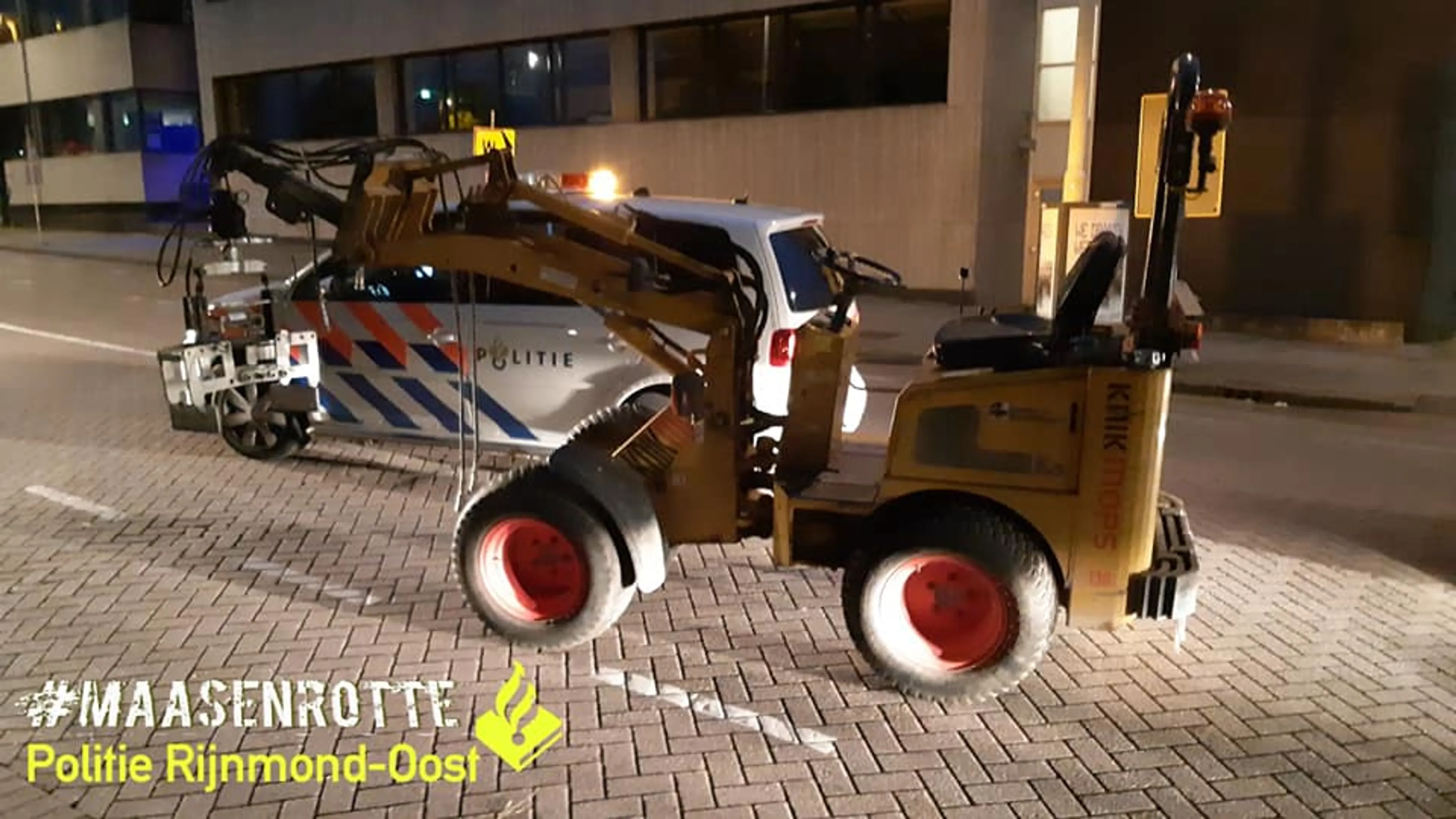 Man vlucht met gestolen graafmachine voor politie