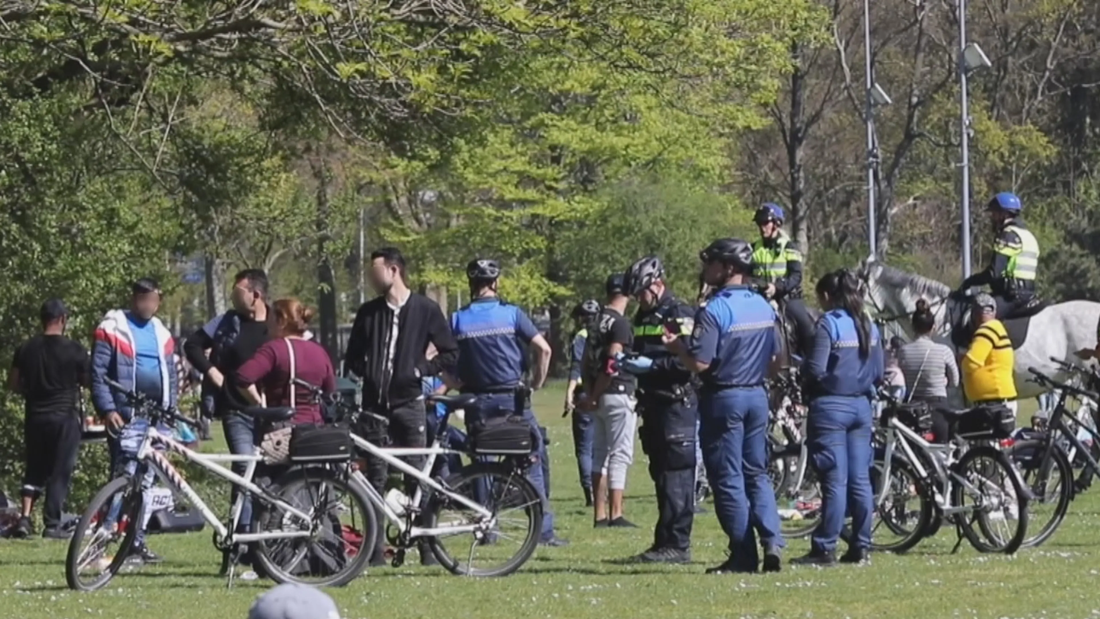 Ondanks oproep toch veel te druk in Zuiderpark in Den Haag, politie grijpt in