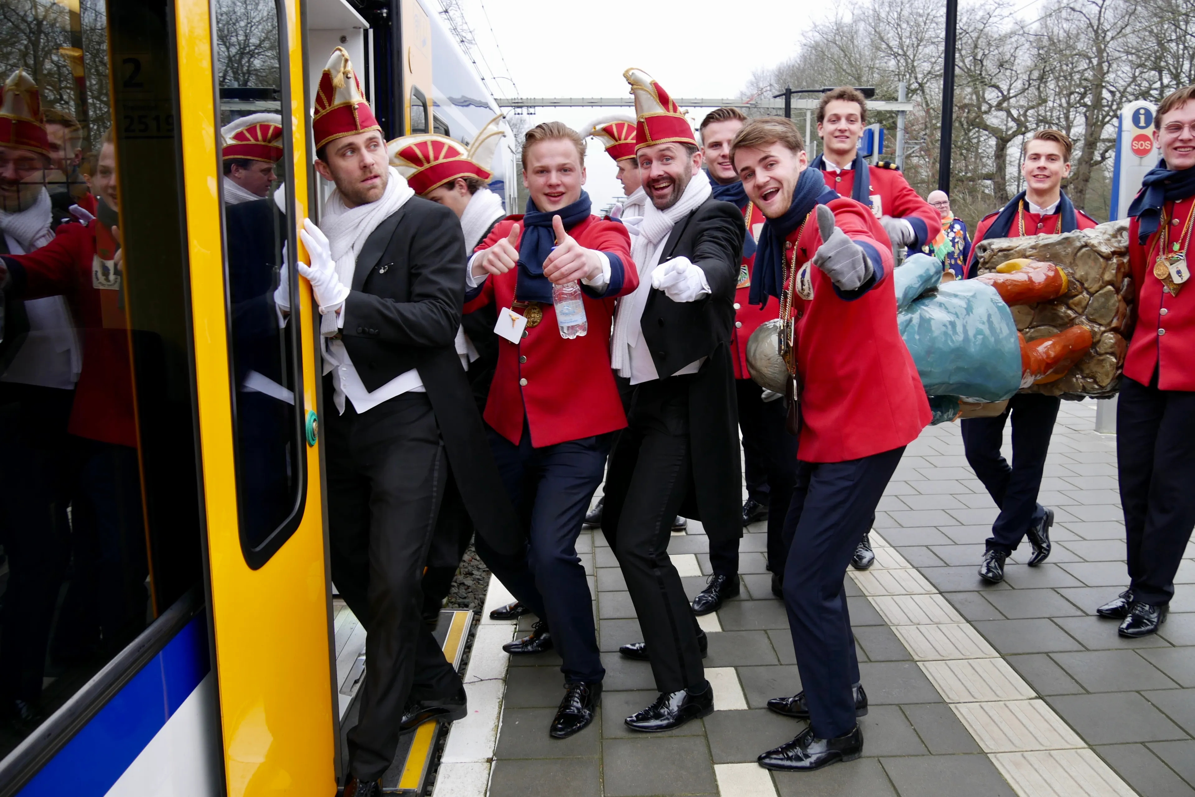 NS werft Brabanders, Limburgers en Tukkers in hun eigen taal tijdens carnaval