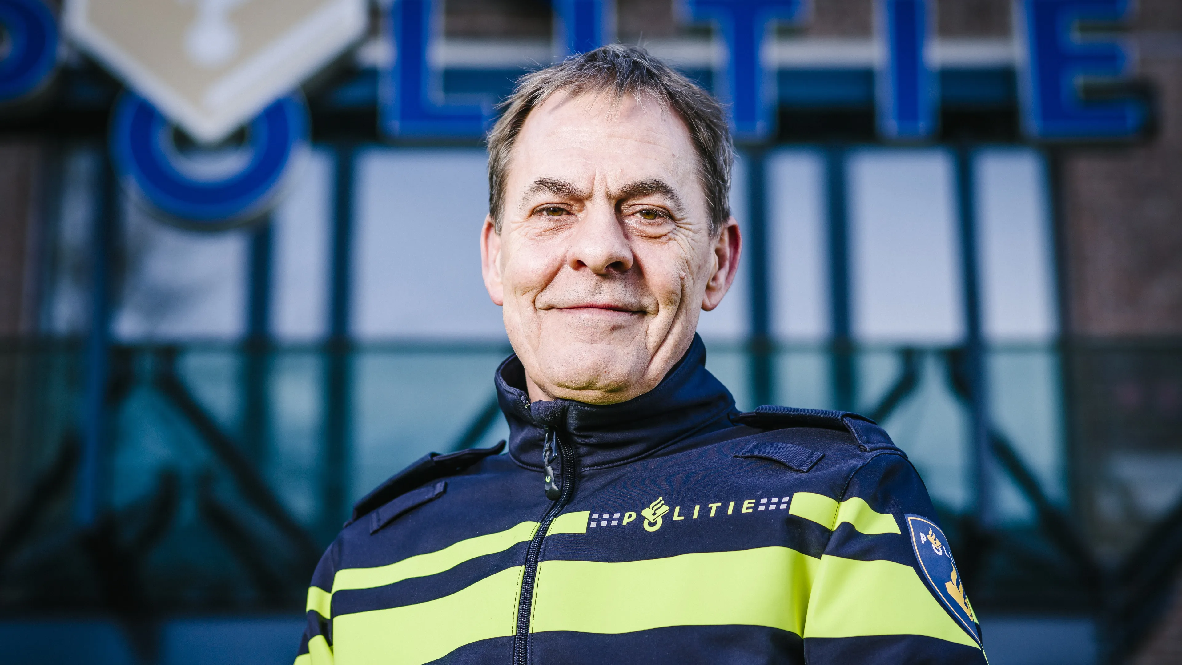 Politiecommissaris: agenten moeten hoofddoek of kruisje kunnen dragen