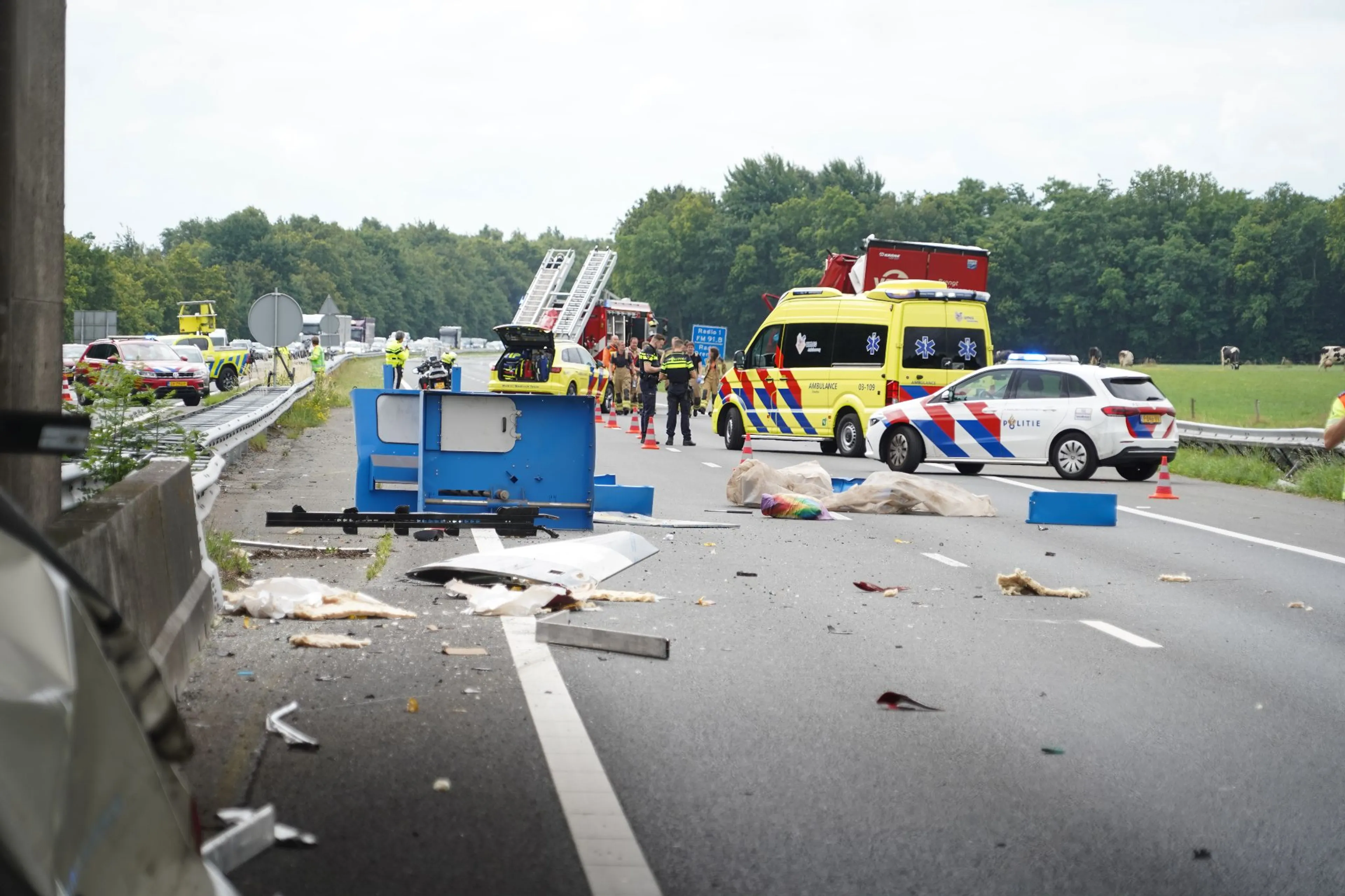 A28 deels dicht na botsing: vrachtwagen ramt viaduct bij De Punt