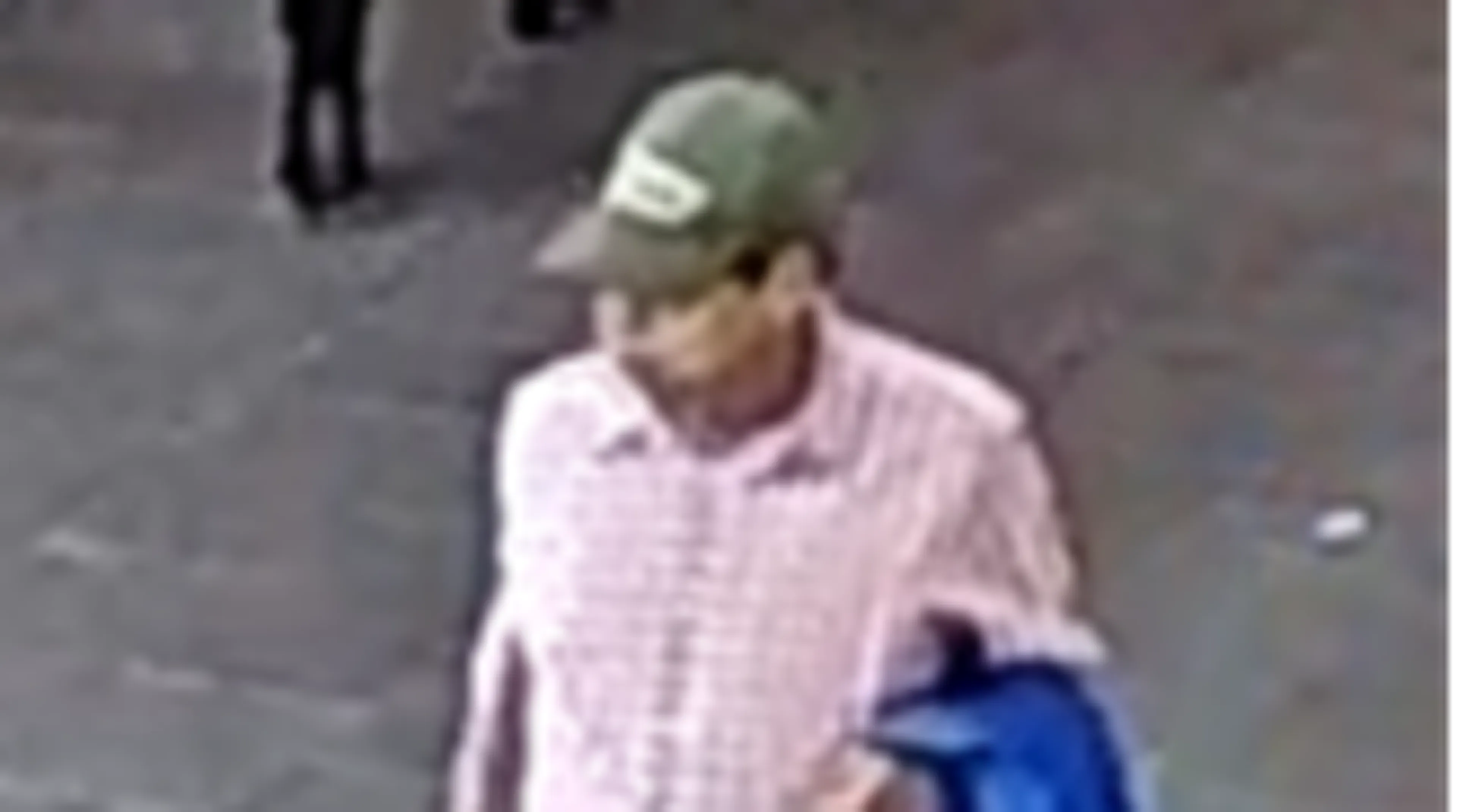Politie deelt herkenbare foto van man die meisje betastte op Arnhem Centraal