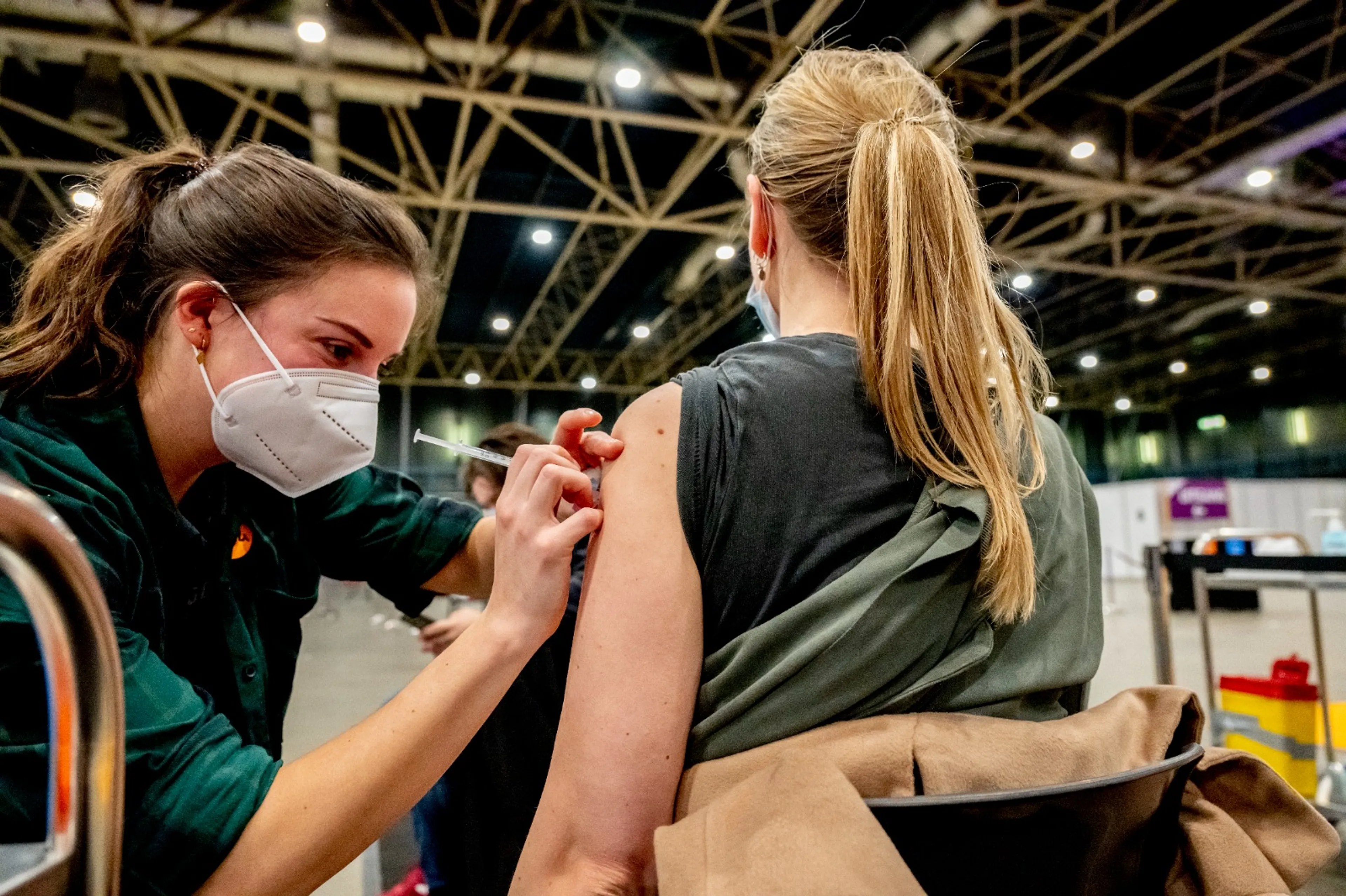 Gezondheidsraad vindt boosterprik voor alle pubers niet nodig: meer individueel maatwerk nodig