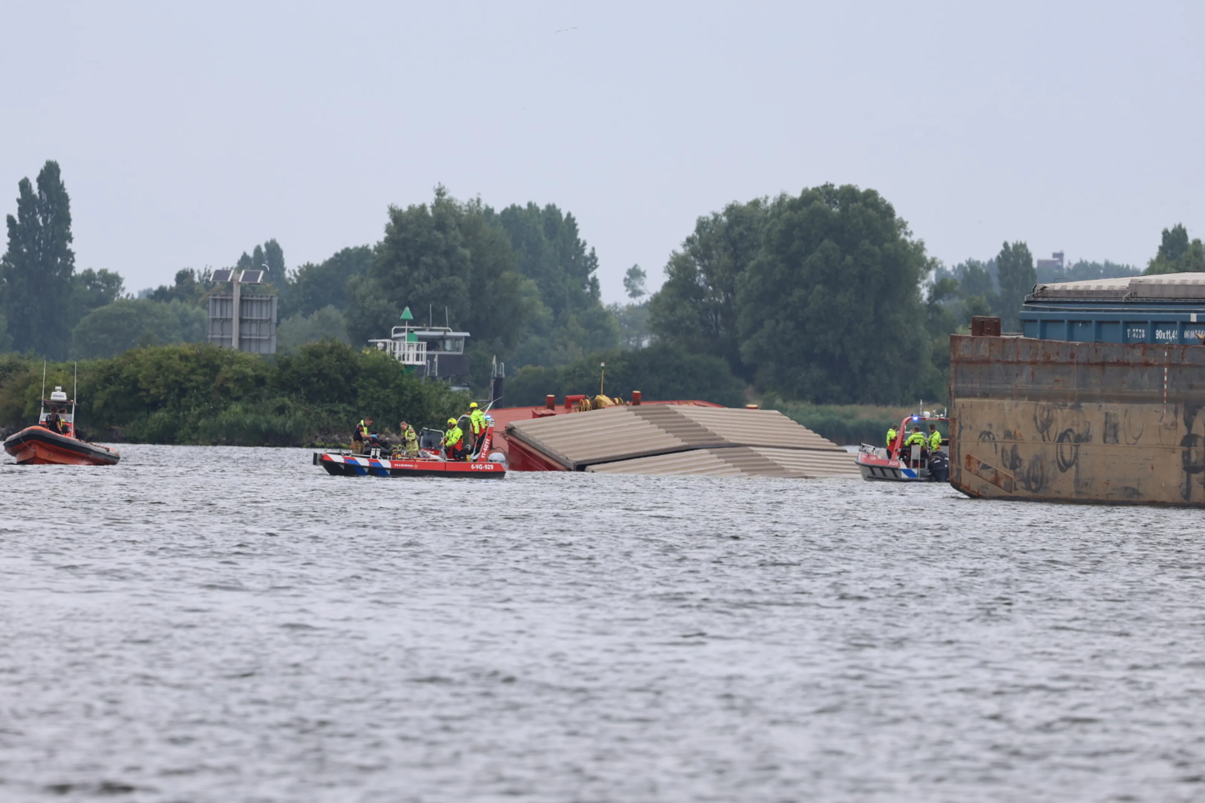 Duwboot gezonken in Coenhaven Amsterdam: opvarende vermist