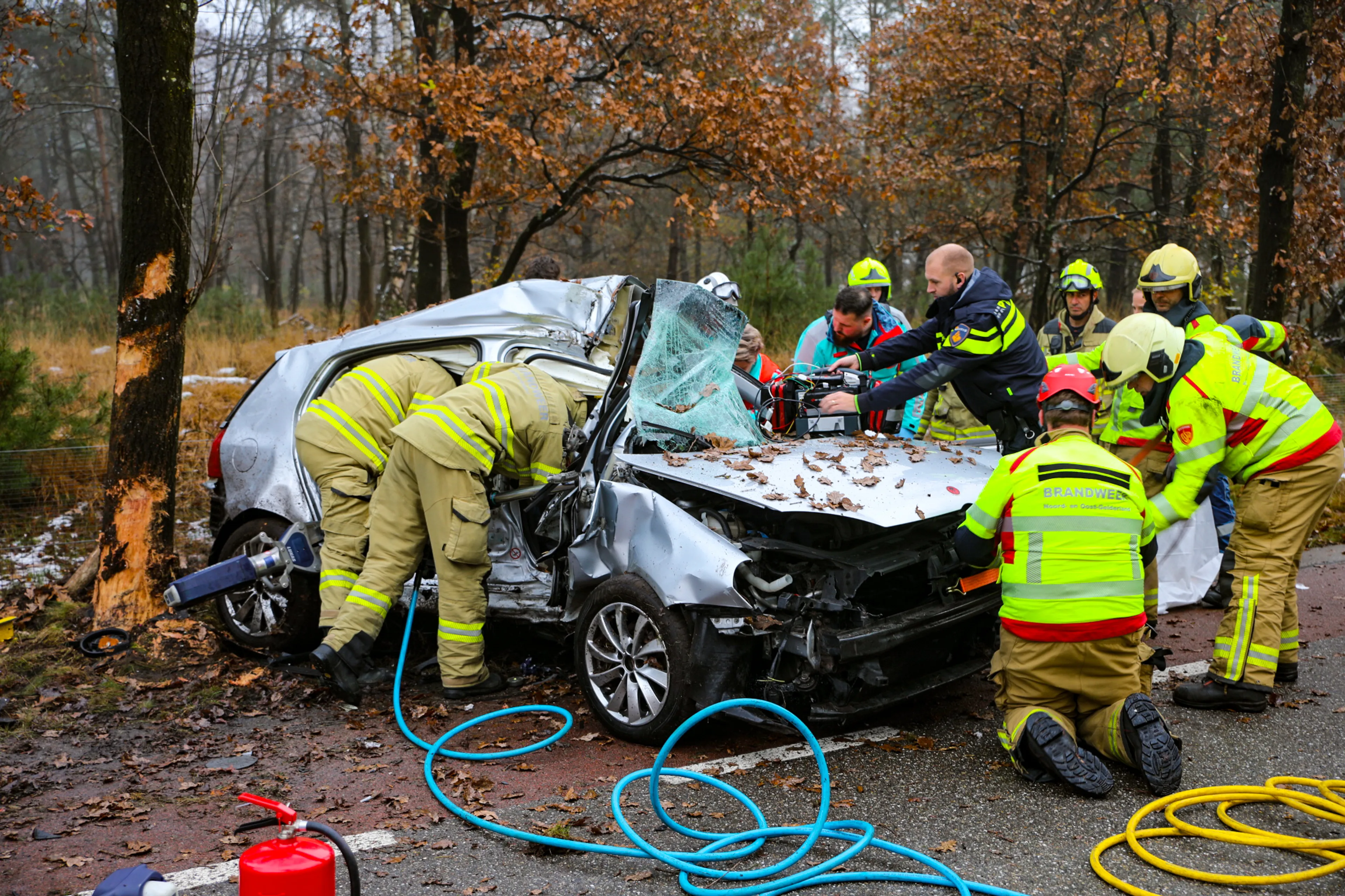 Twee zwaargewonden bij botsing auto tegen boom
