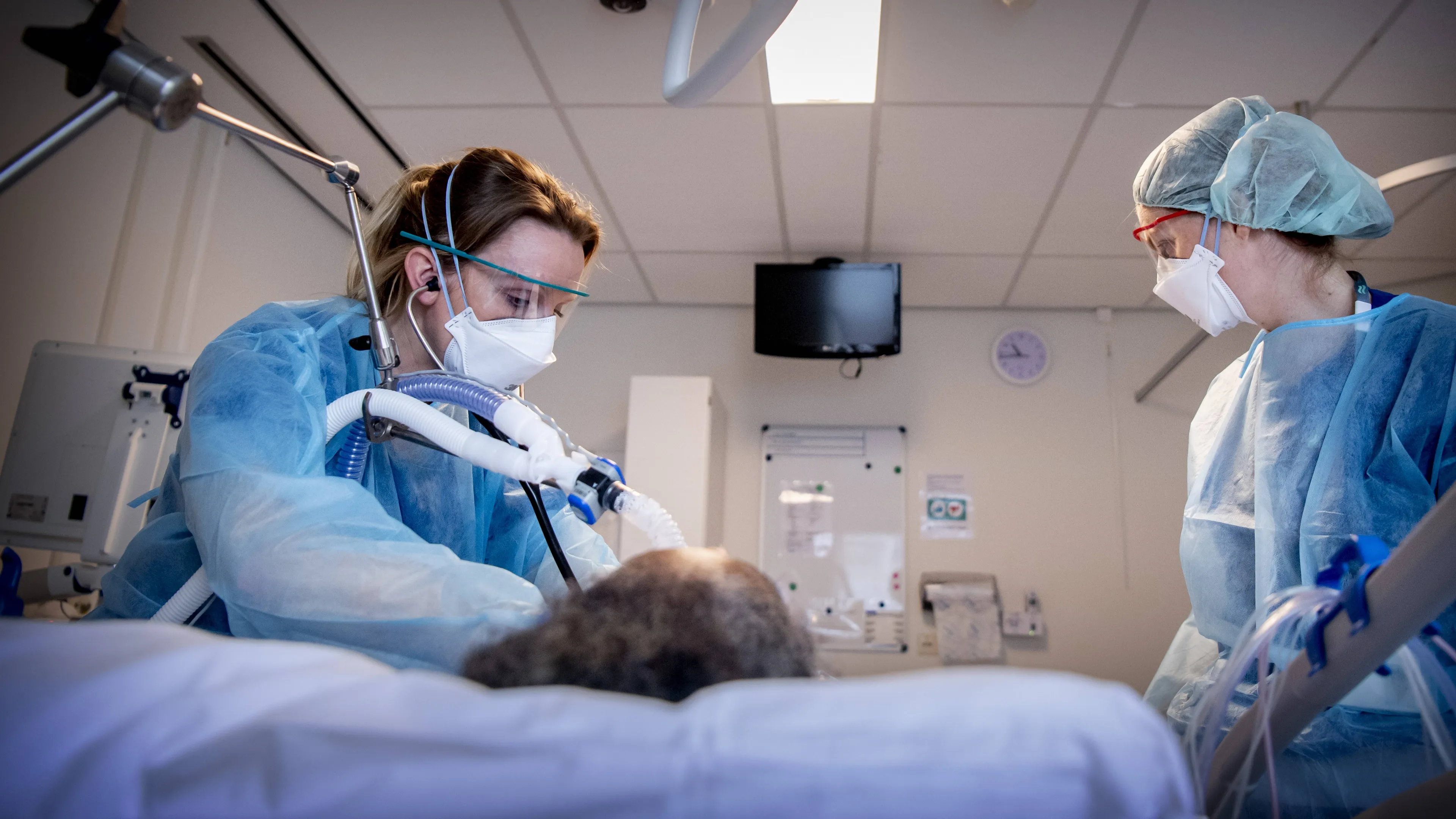 Aantal opgenomen coronapatiënten bijna op hoogste punt van jaar
