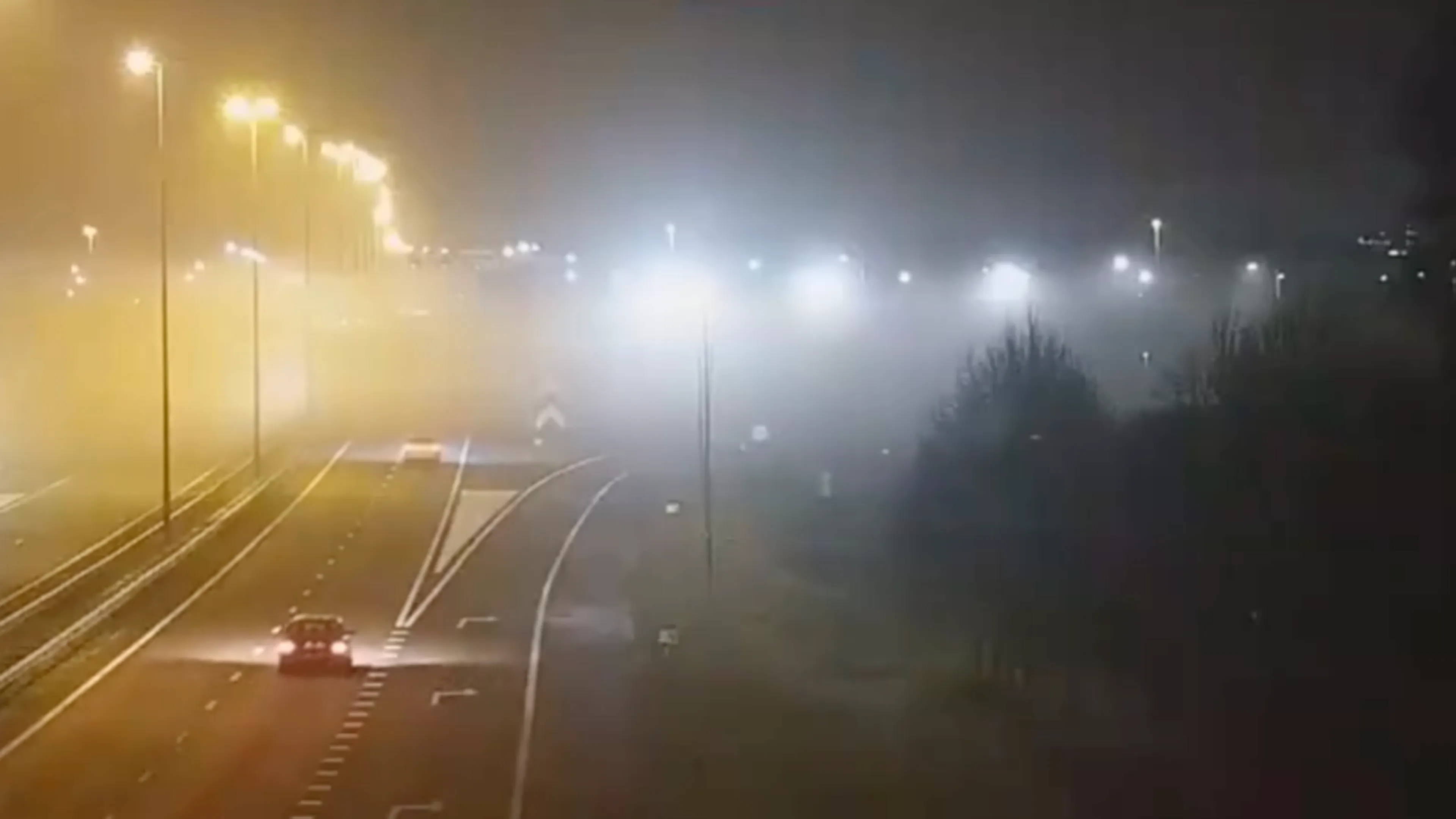 Code geel vanwege dichte mist: KNMI waarschuwt voor gevaarlijke ochtendspits